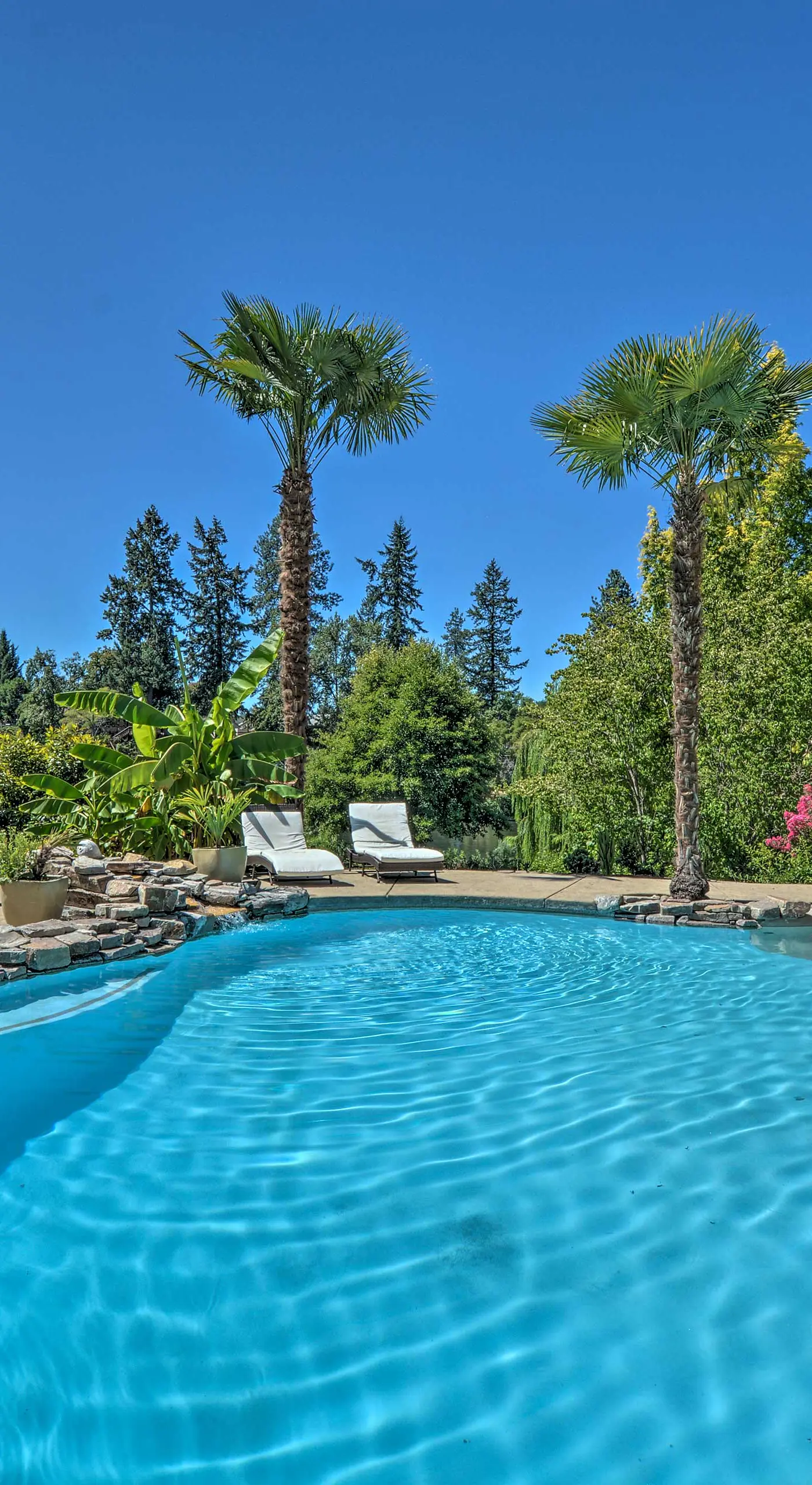 Luxe Getaway w/ Riverfront Views in Grants Pass!