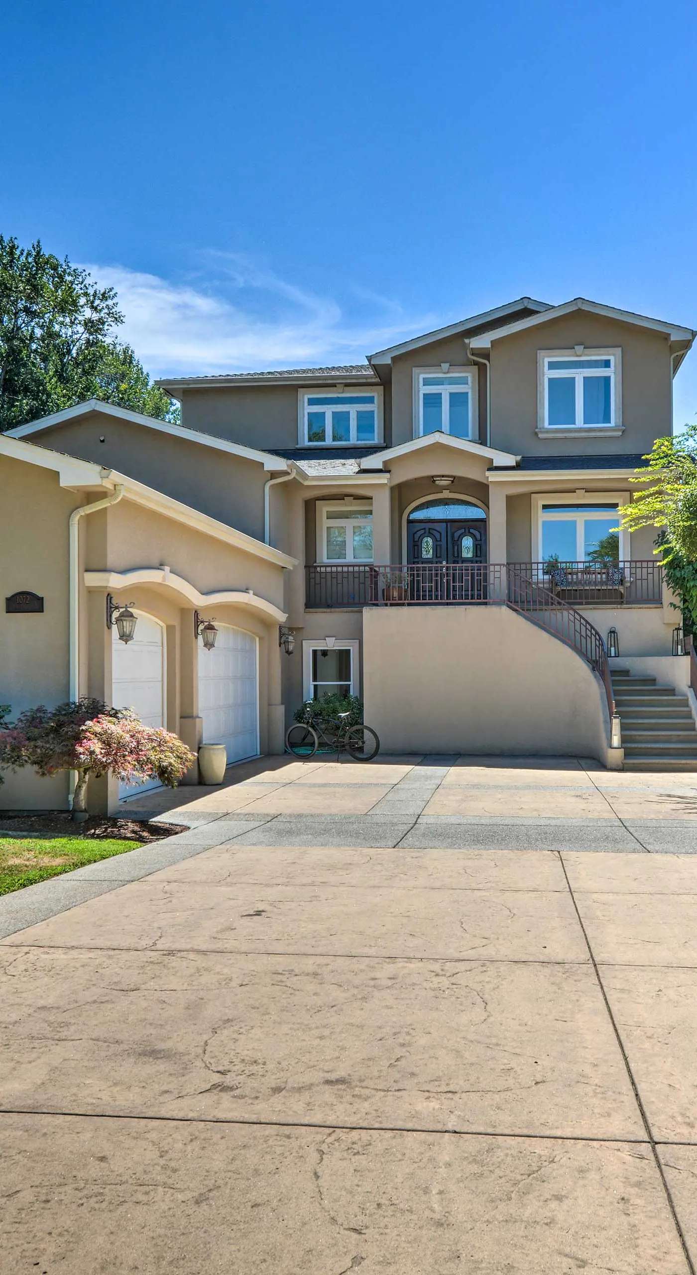 Luxe Getaway w/ Riverfront Views in Grants Pass!