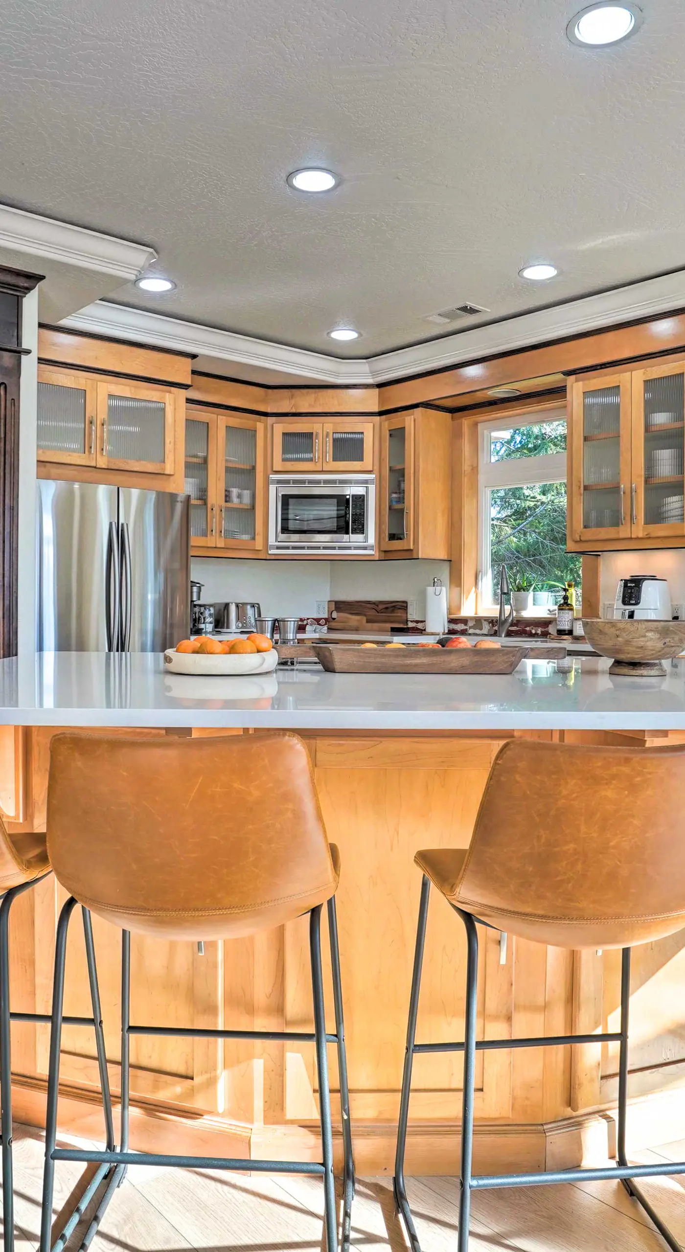 Luxe Getaway w/ Riverfront Views in Grants Pass!