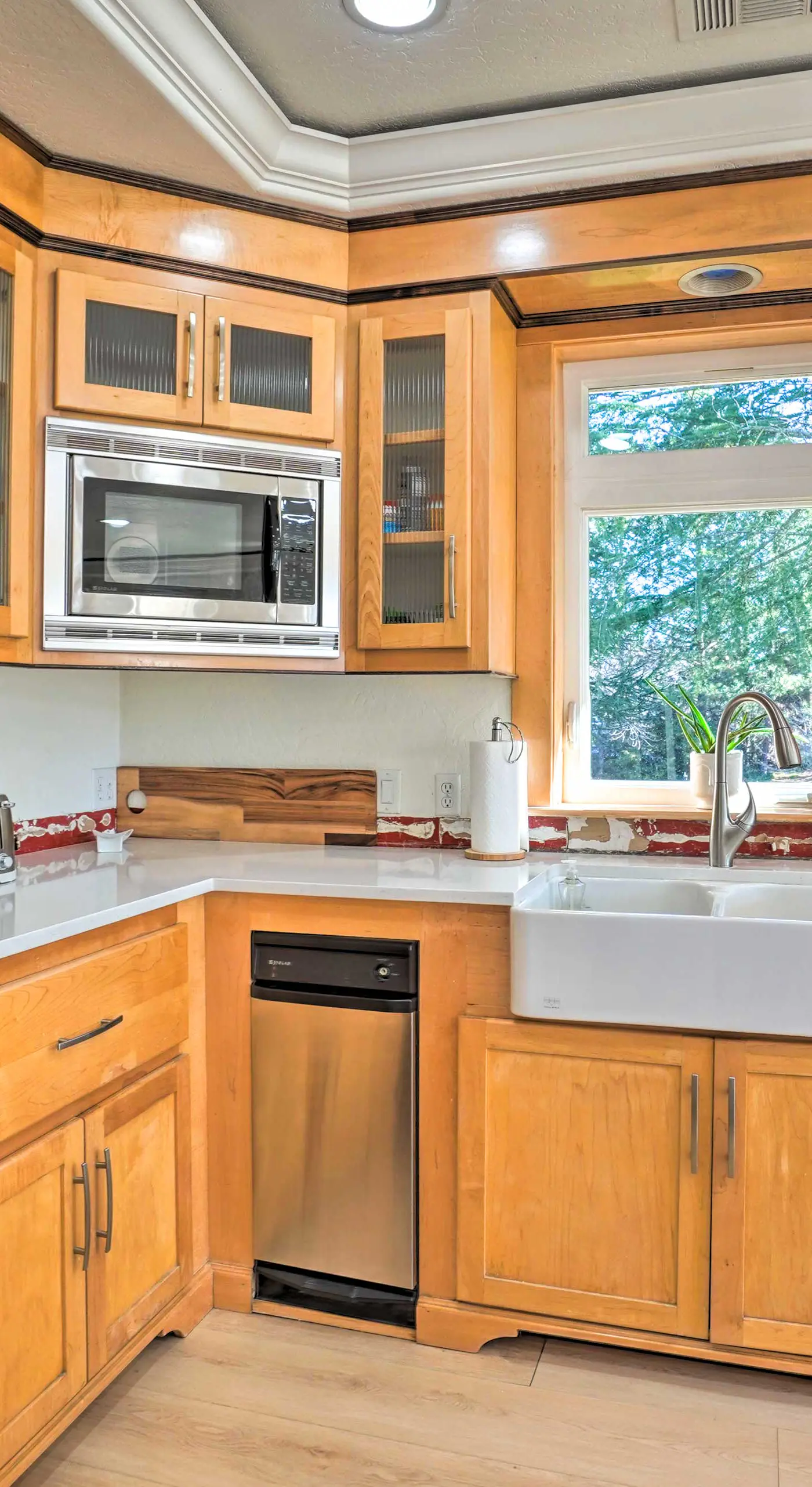 Luxe Getaway w/ Riverfront Views in Grants Pass!
