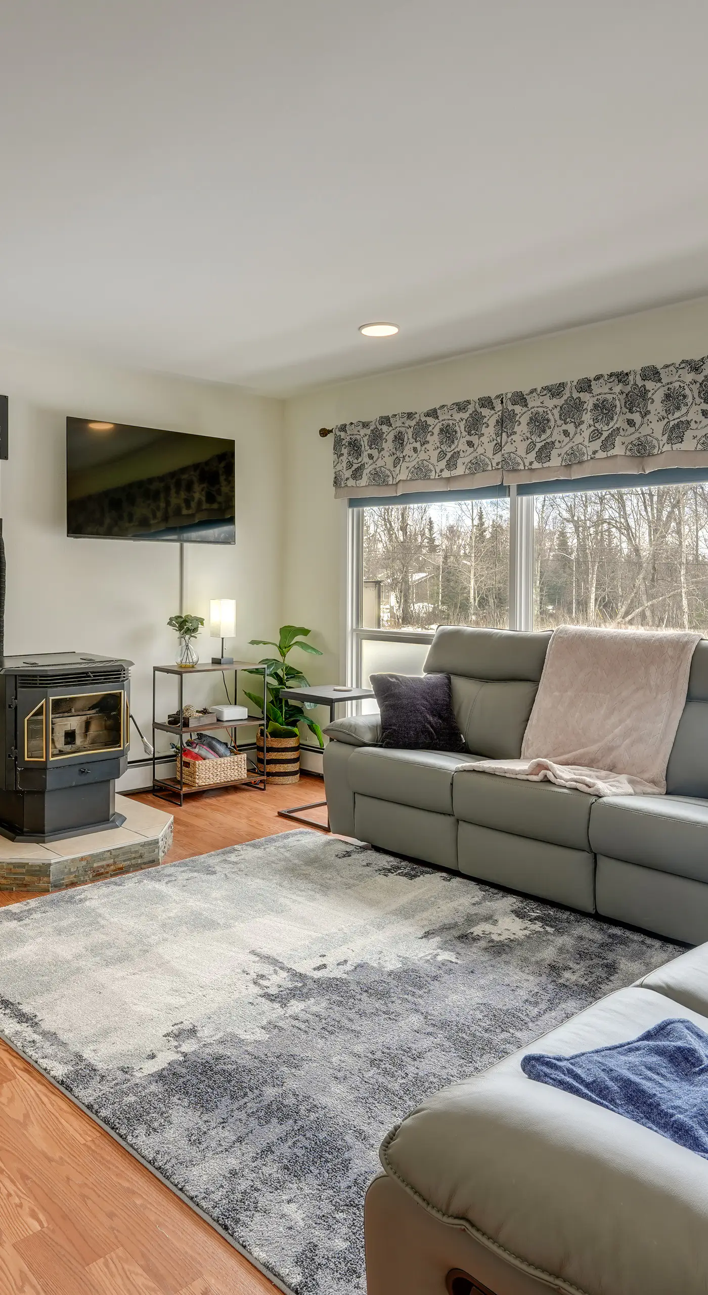 Spacious Soldotna Home: Walk to Fishing & Parks!