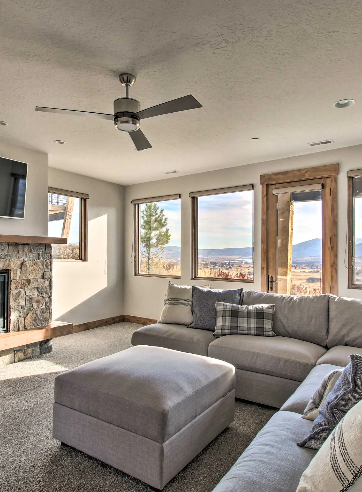 Modern Townhome w/ Mtn Views < 7 Mi to Ski Resorts