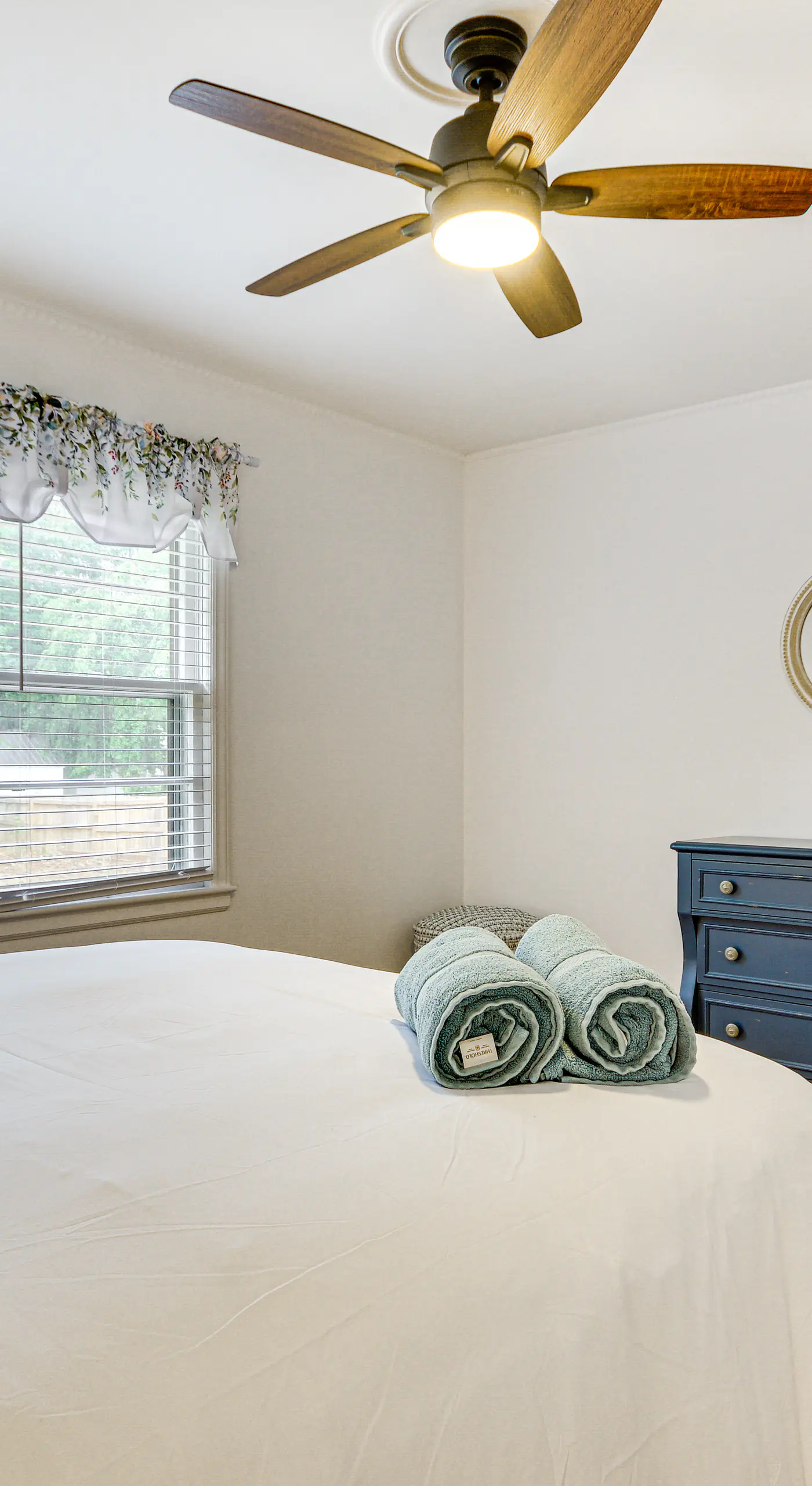'Dogwood Cottage' w/ Fireplace: 1 Mi to University