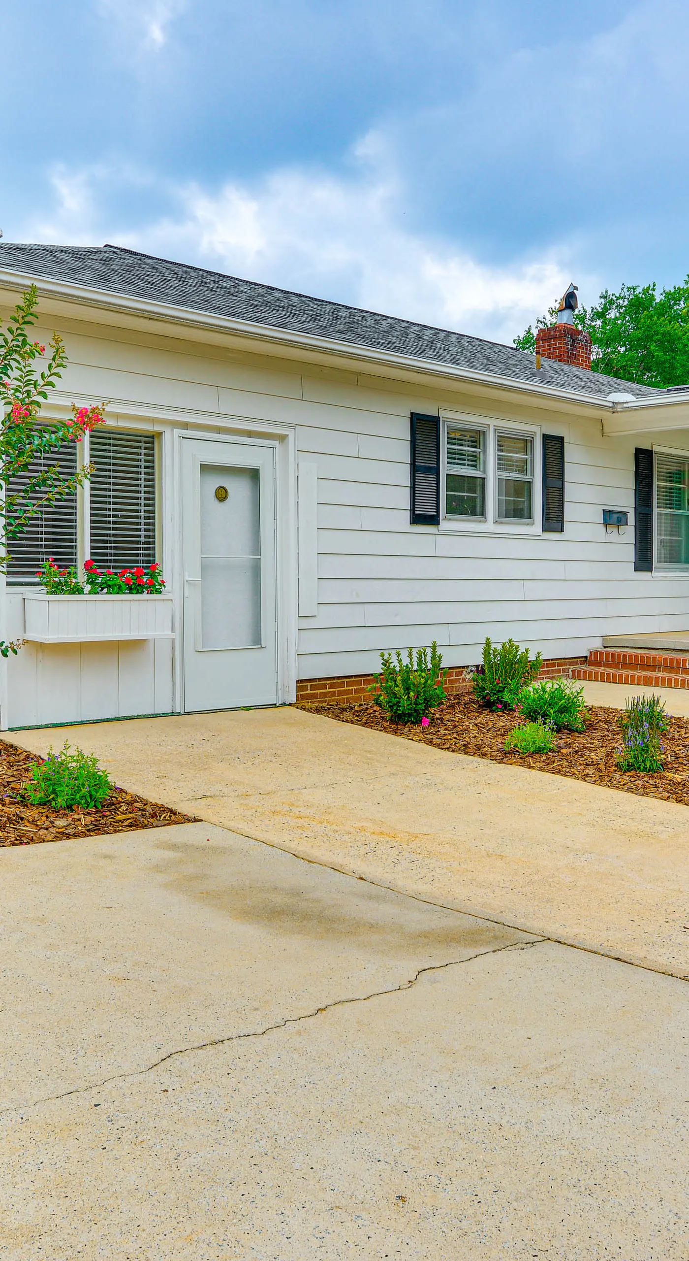 'Dogwood Cottage' w/ Fireplace: 1 Mi to University