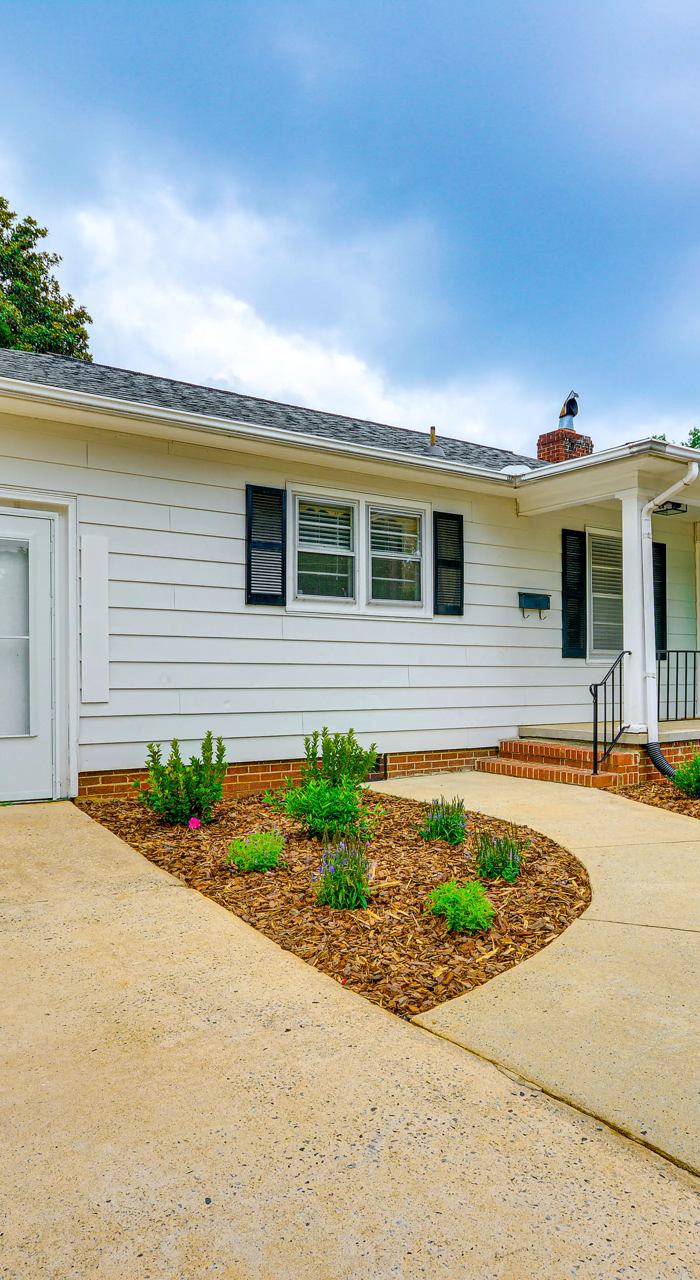 'Dogwood Cottage' w/ Fireplace: 1 Mi to University
