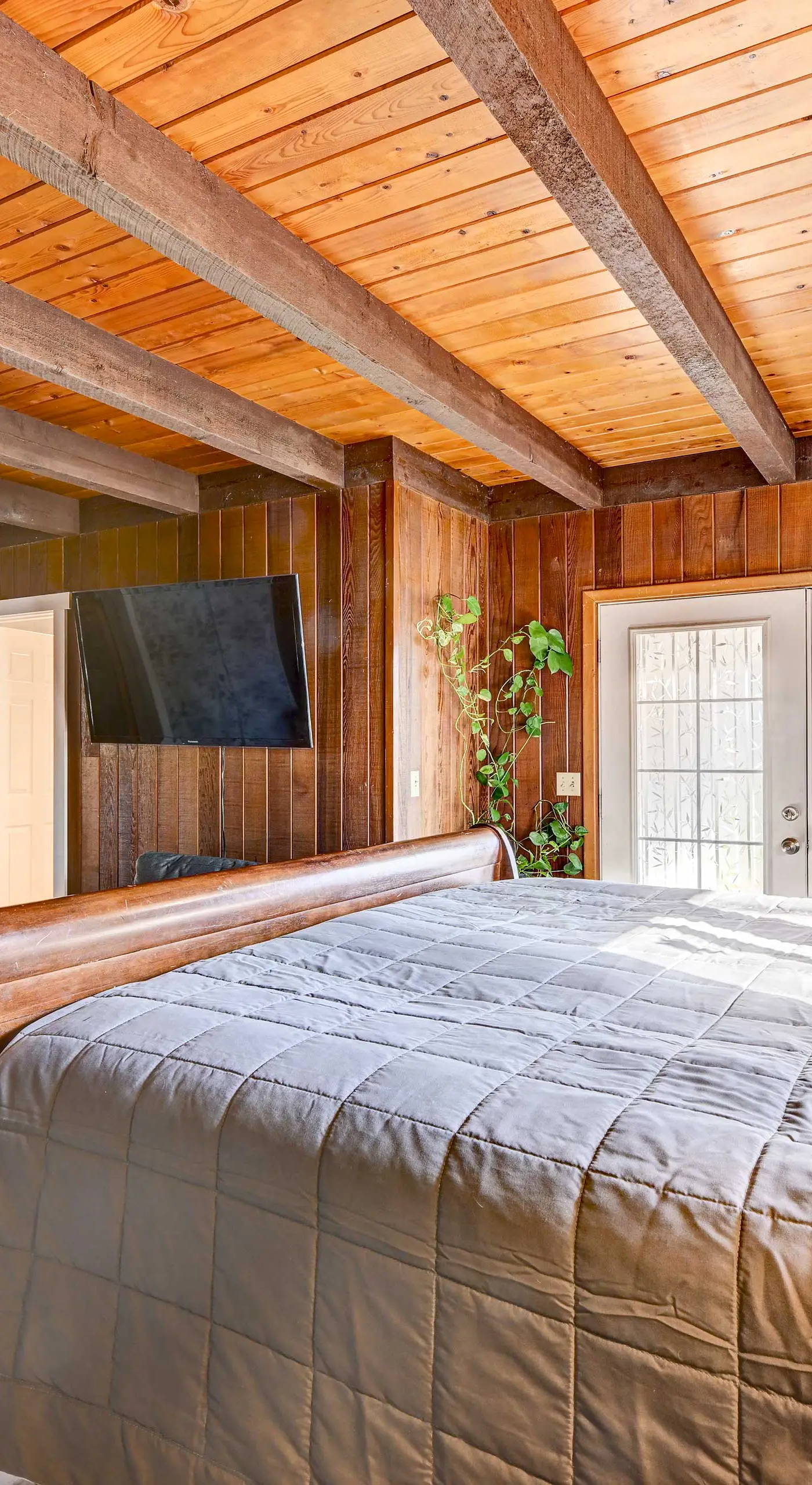 Pet-Friendly Grants Pass Home w/ Hot Tub!