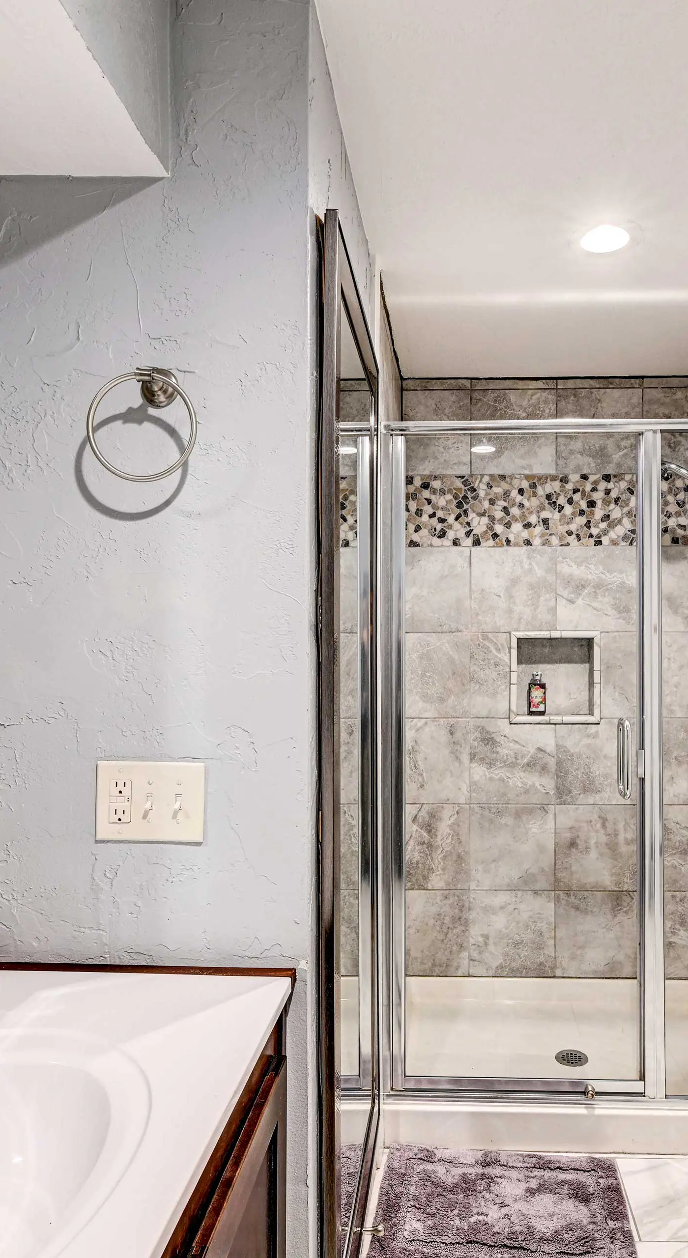 Pet-Friendly Grants Pass Home w/ Hot Tub!