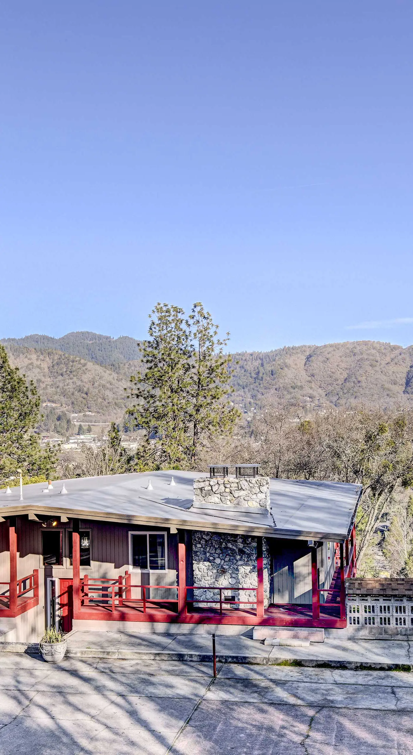Pet-Friendly Grants Pass Home w/ Hot Tub!