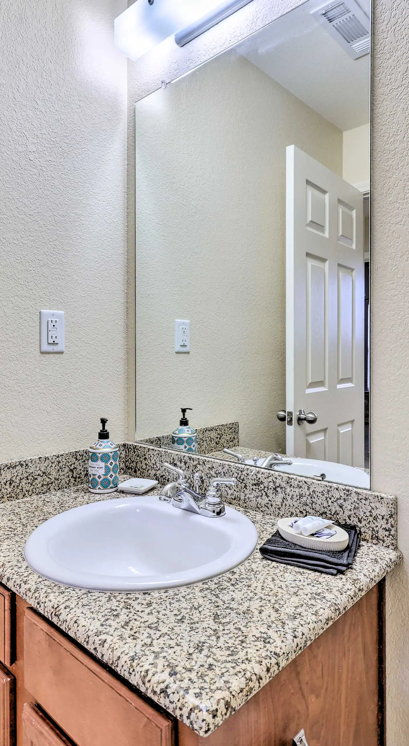 Walk to Lake: Townhome w/ Hot Tub in Afton!