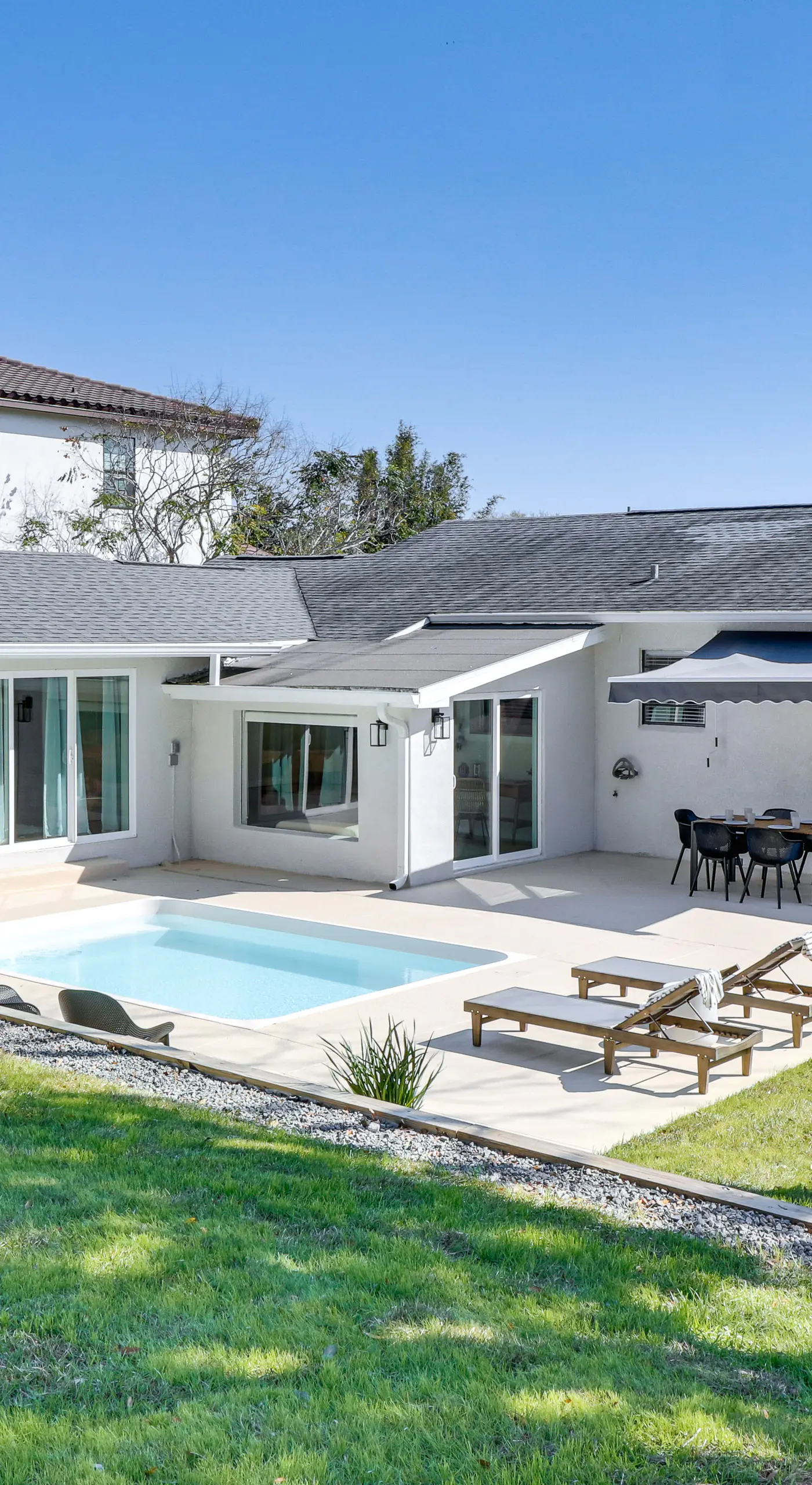 Lakeland Retreat: Private Heated Pool & Yard Games