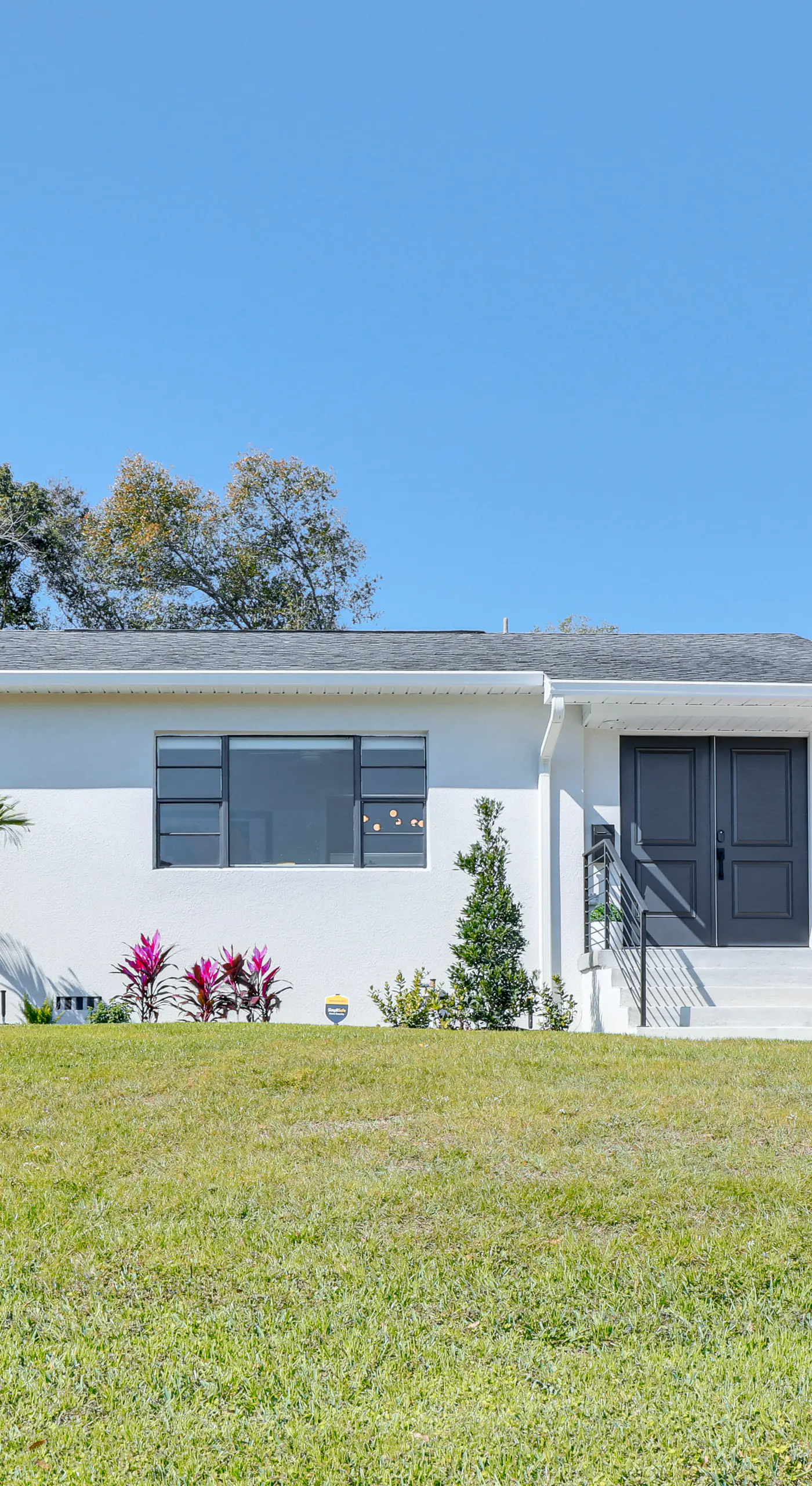 Lakeland Retreat: Private Heated Pool & Yard Games