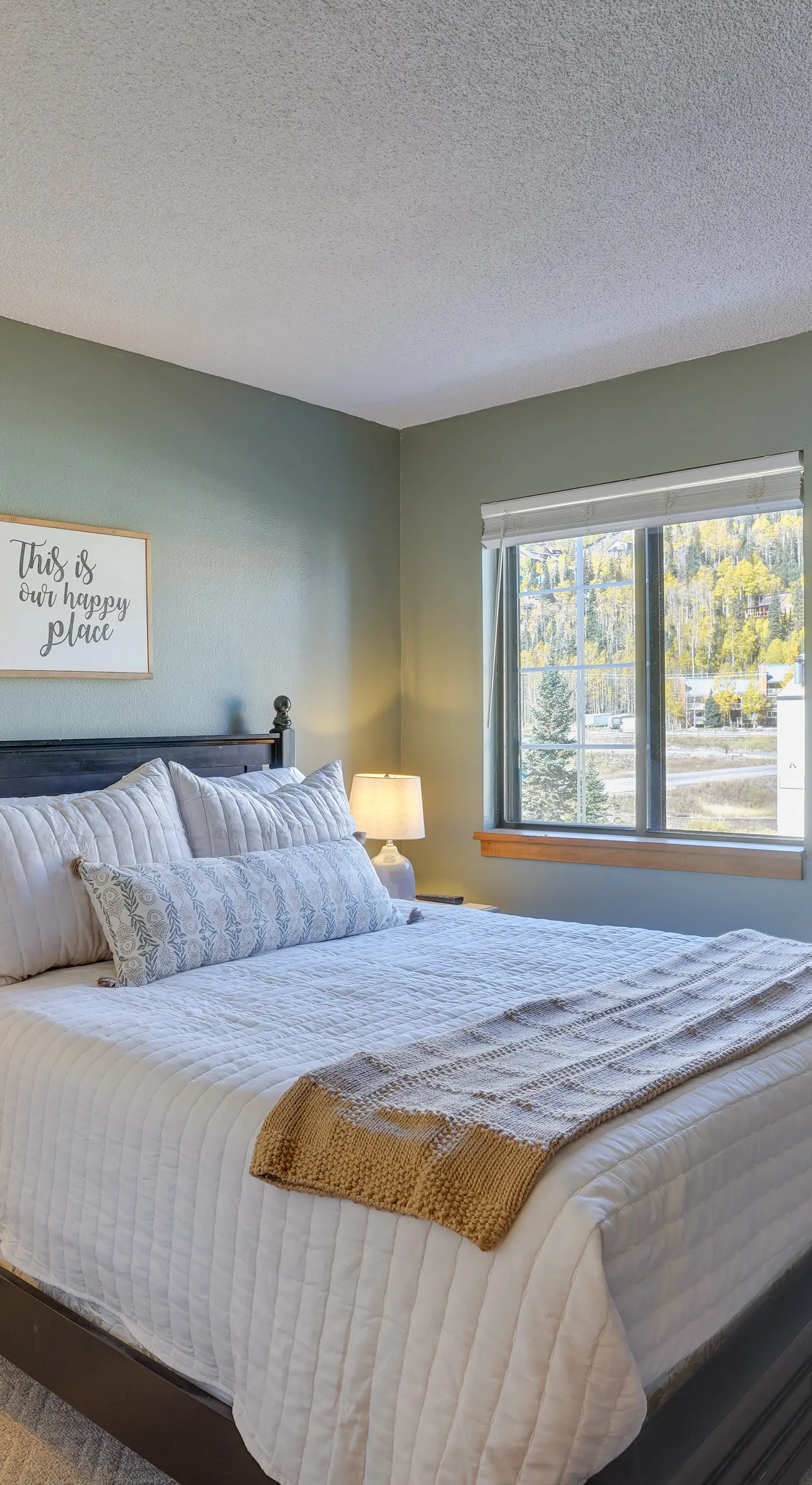 Mountainside Paradise: Ski-In/Ski-Out Resort Condo