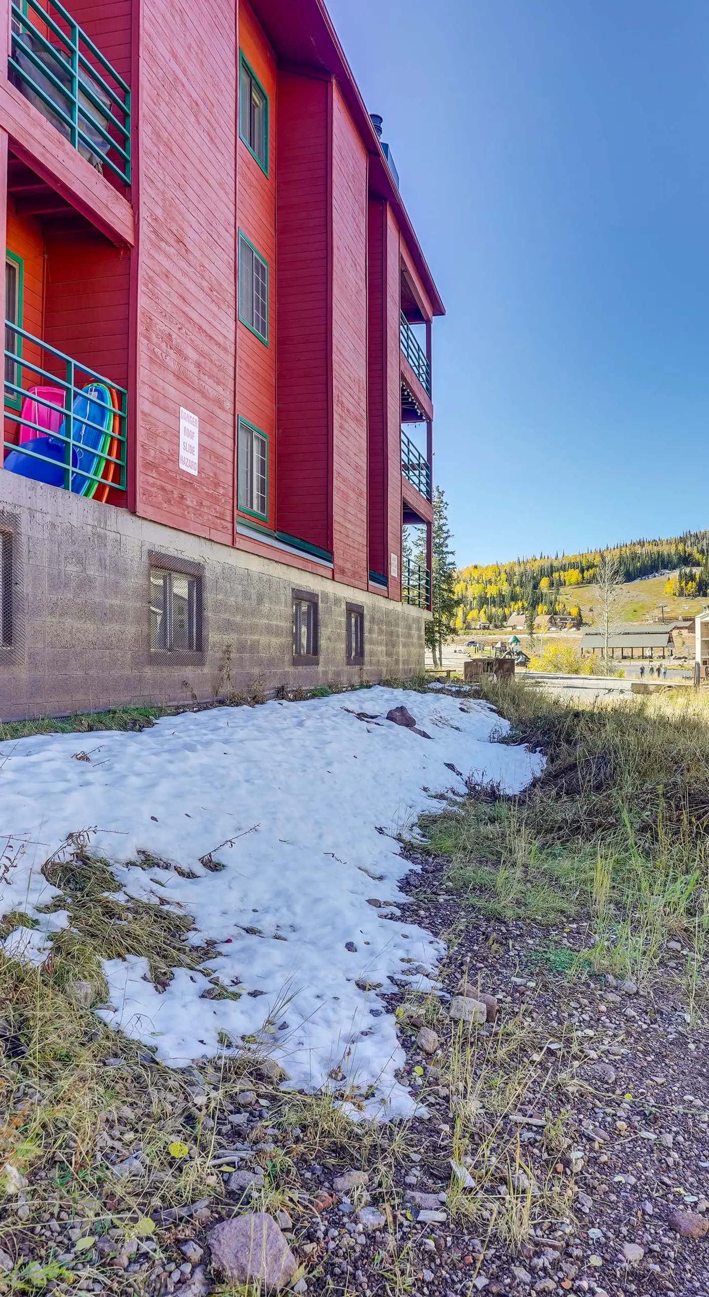 Mountainside Paradise: Ski-In/Ski-Out Resort Condo