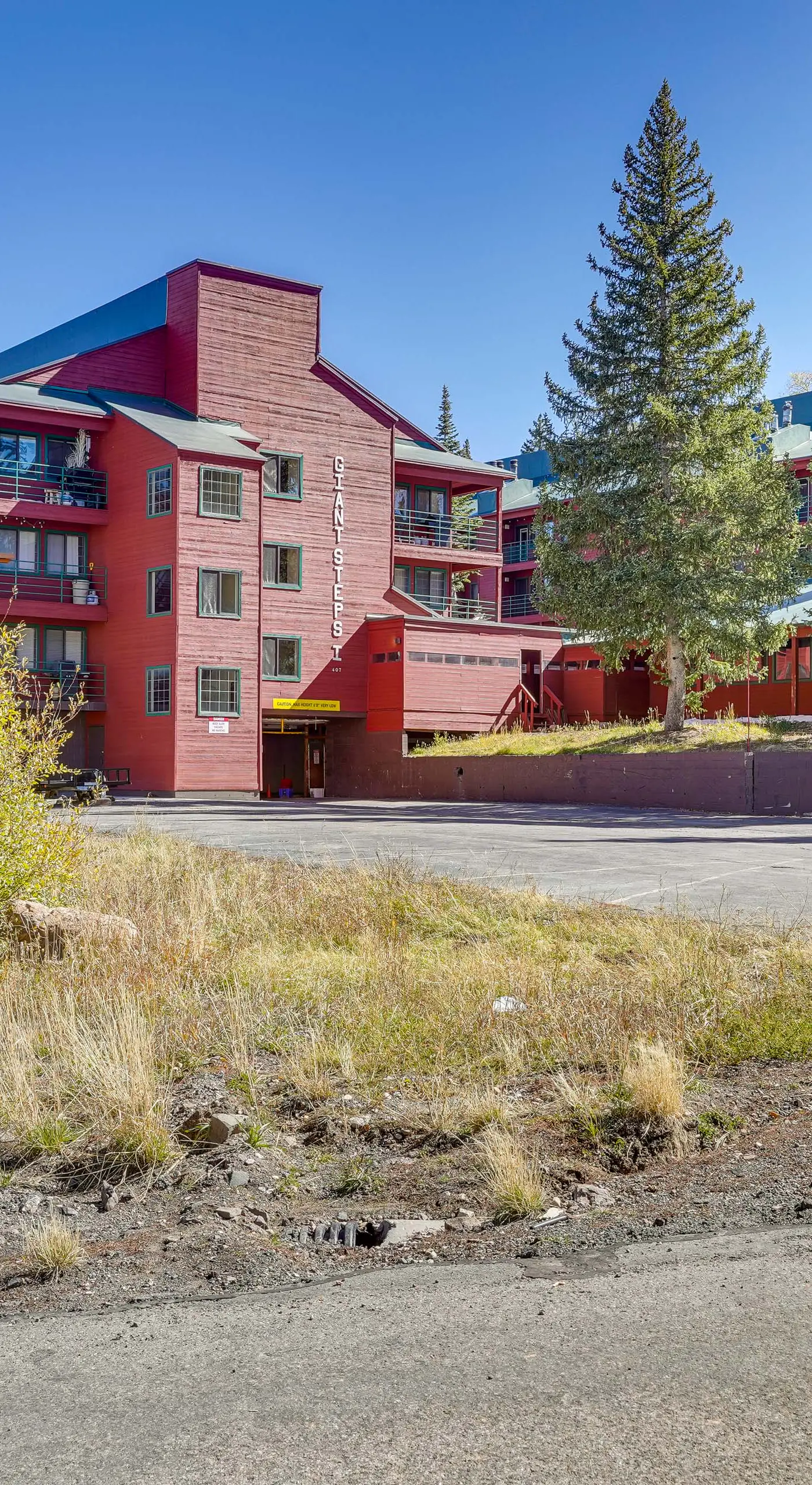 Mountainside Paradise: Ski-In/Ski-Out Resort Condo