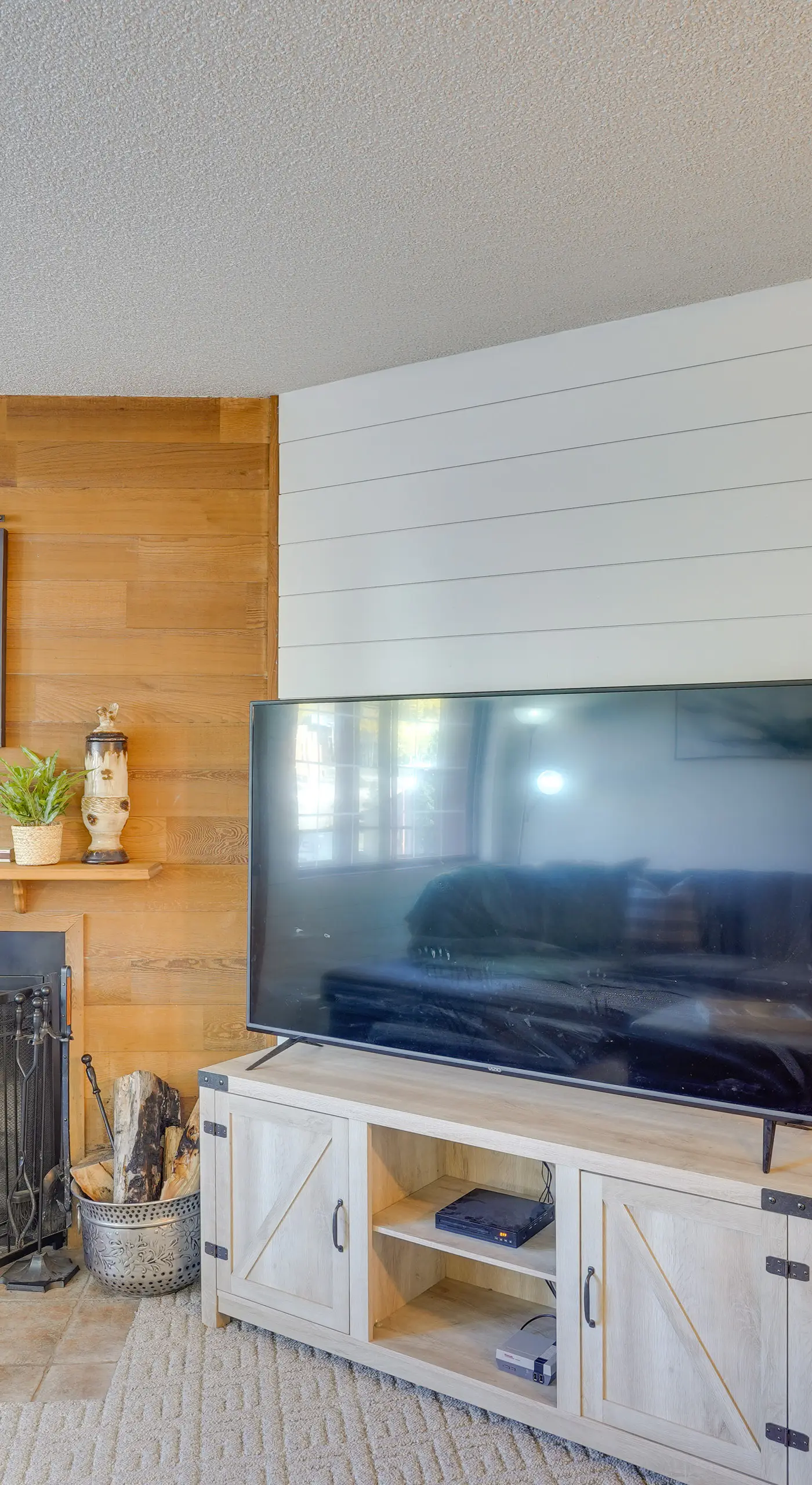 Mountainside Paradise: Ski-In/Ski-Out Resort Condo