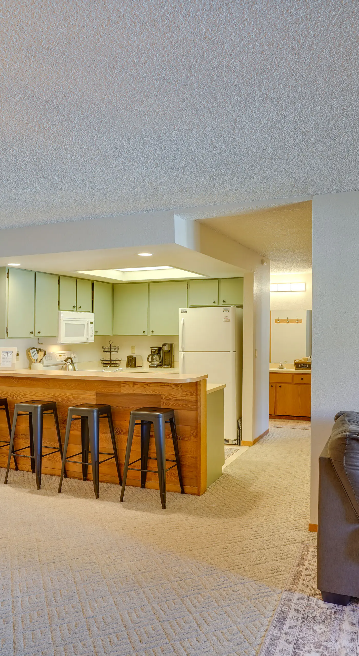 Mountainside Paradise: Ski-In/Ski-Out Resort Condo