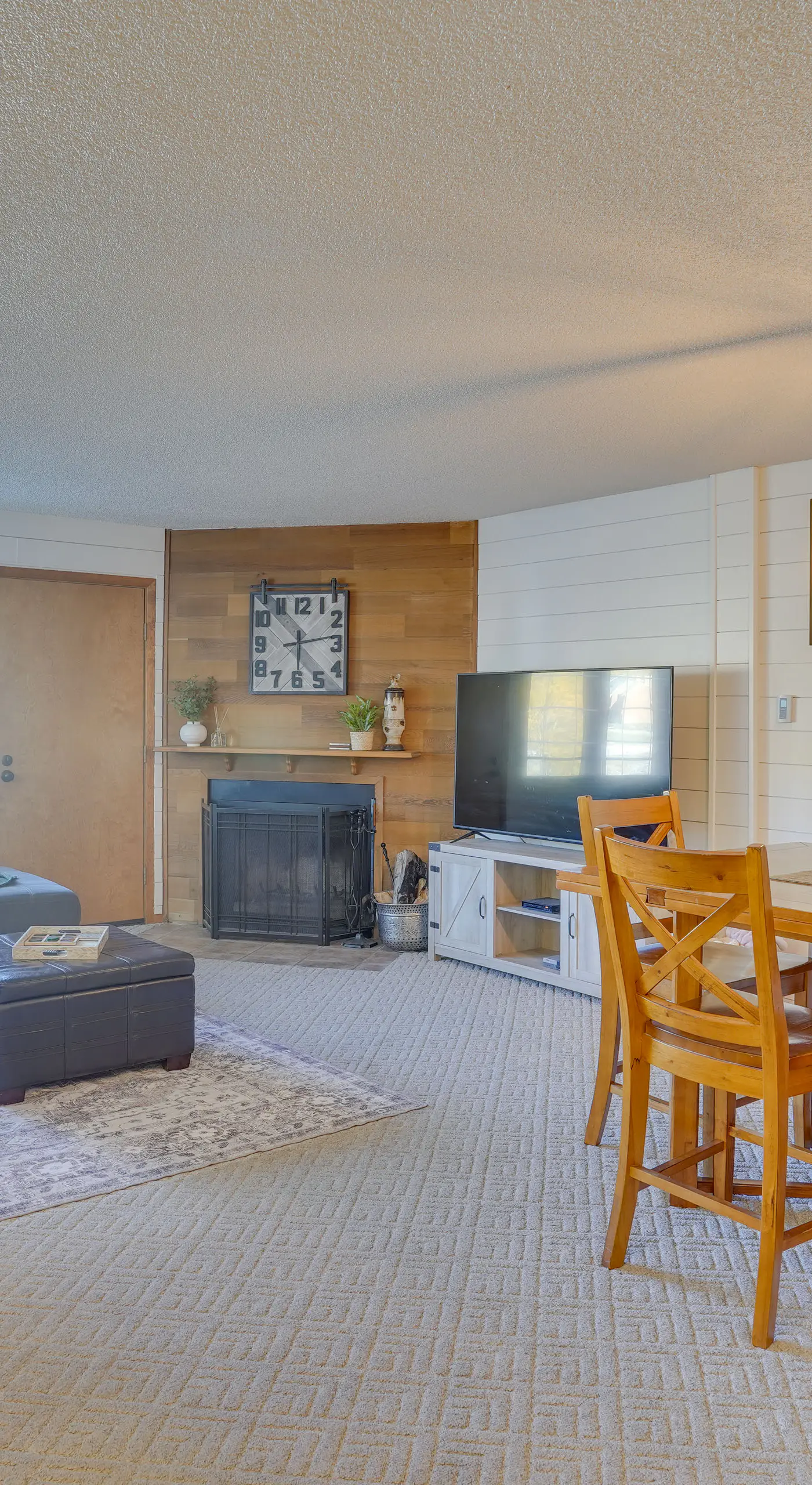 Mountainside Paradise: Ski-In/Ski-Out Resort Condo
