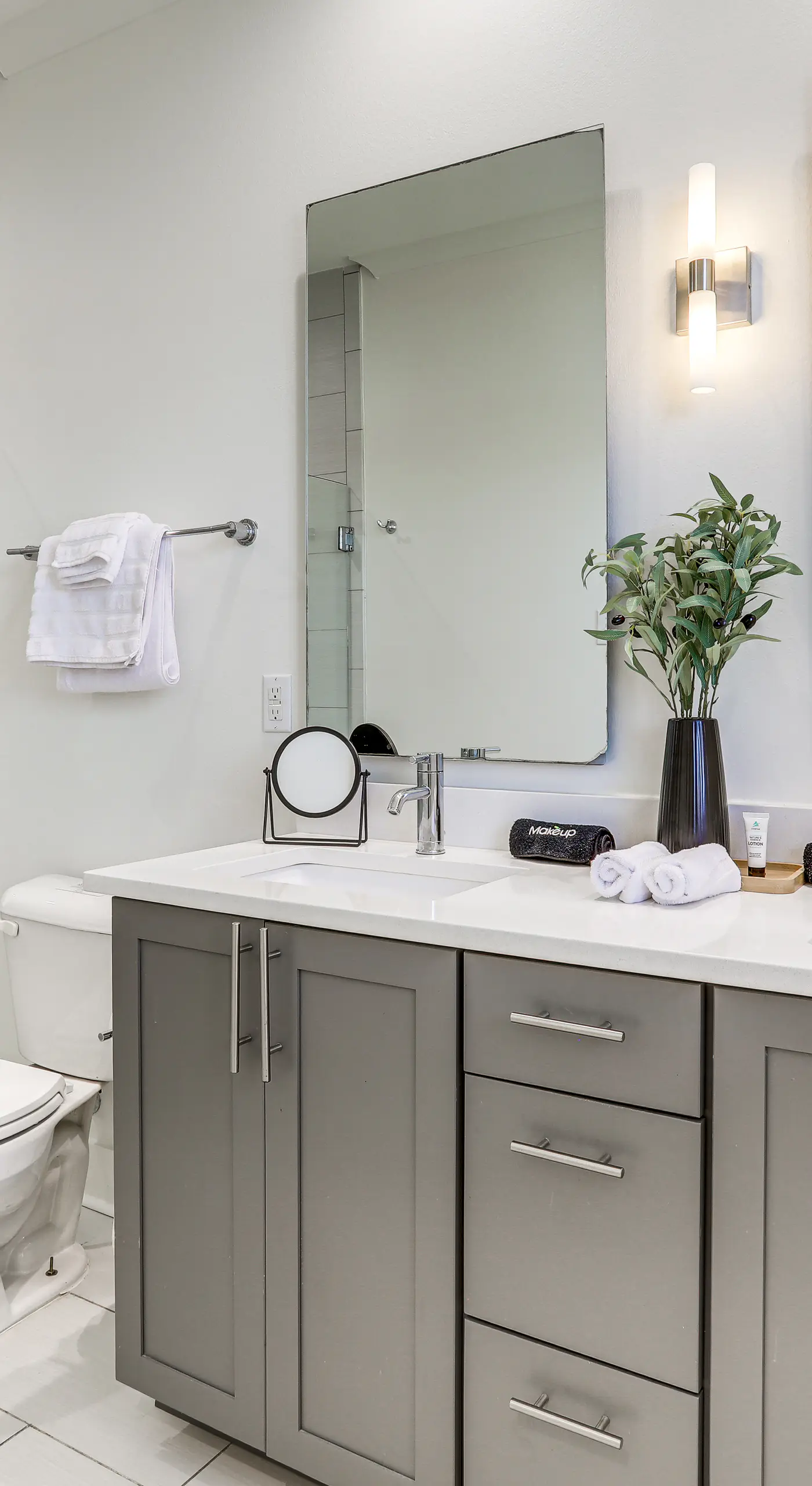 Modern 3BR Retreat - Near Bluebonnet & Hospitals