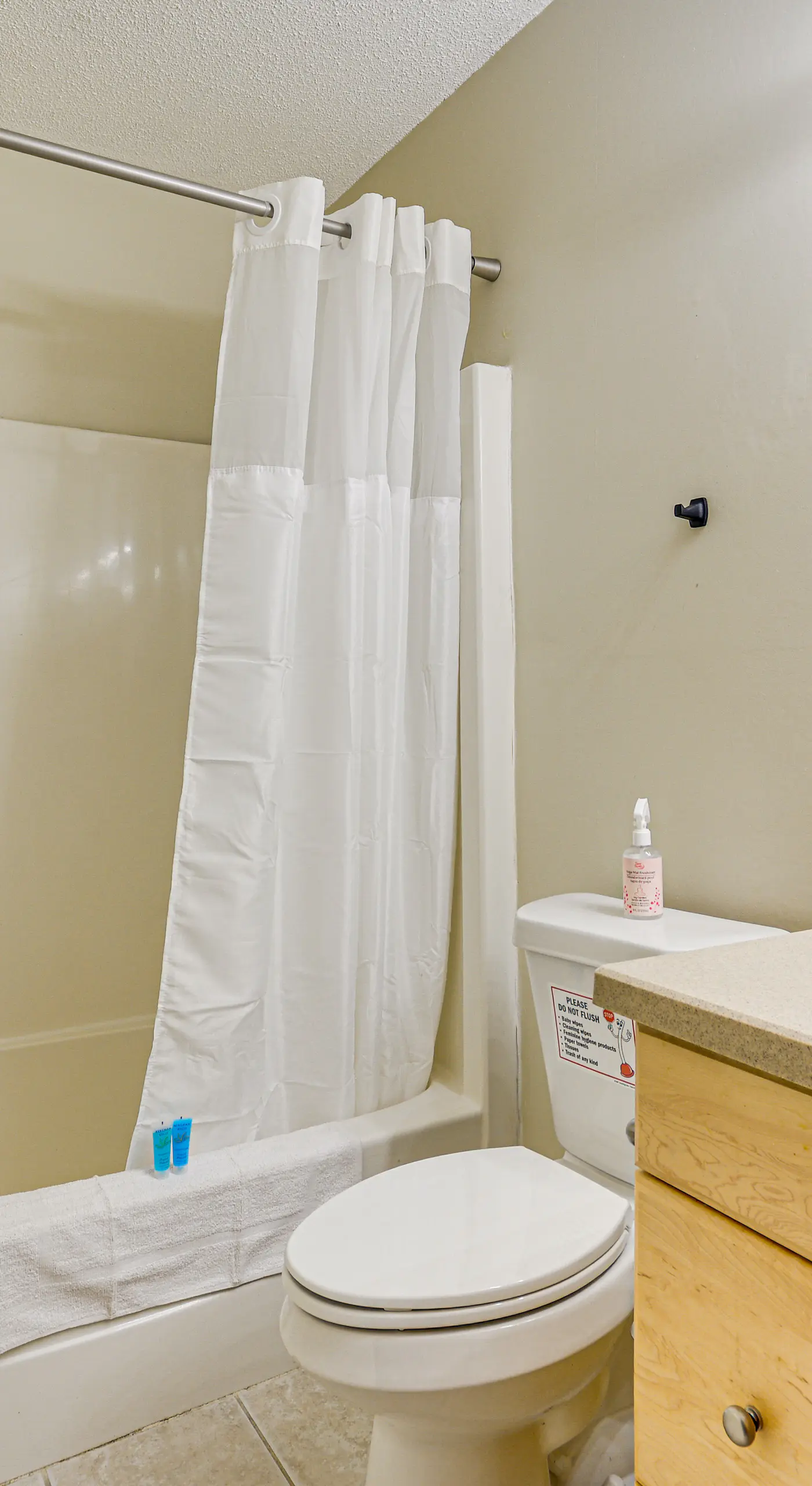 2 Mi to High Point University: Townhome w/ Patio