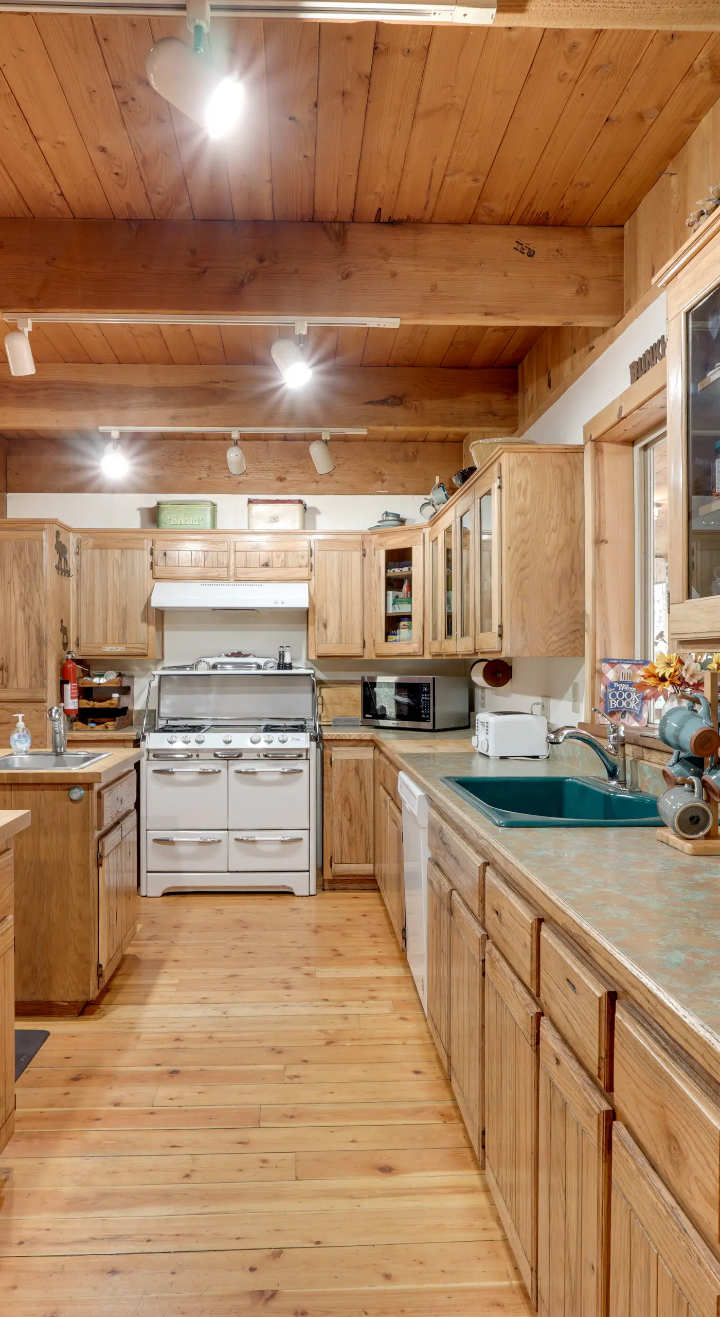 Pet-Friendly House w/ Deck: Near Crater Lake!