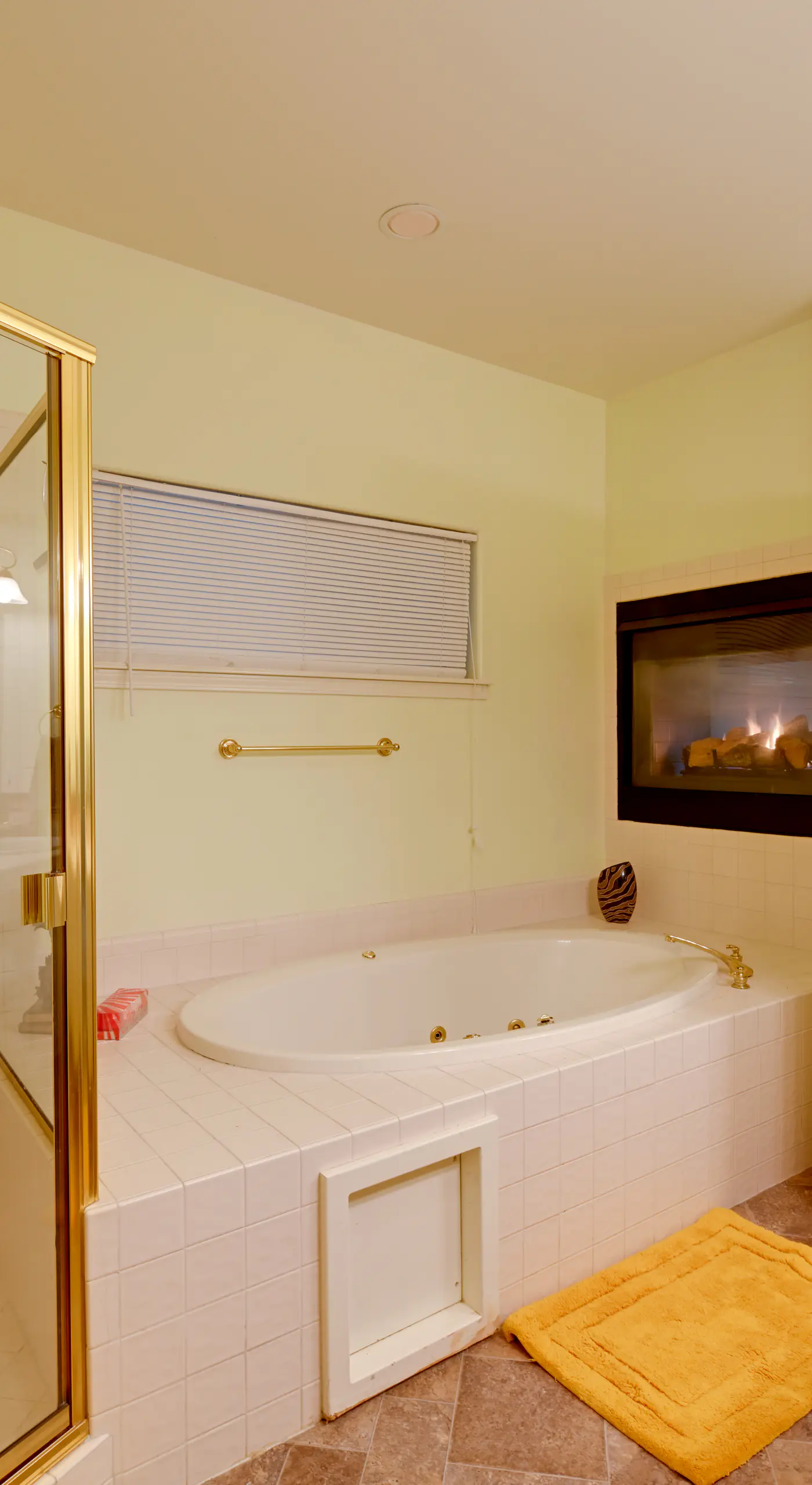 Spacious Grants Pass Home w/ Hot Tub & River Views