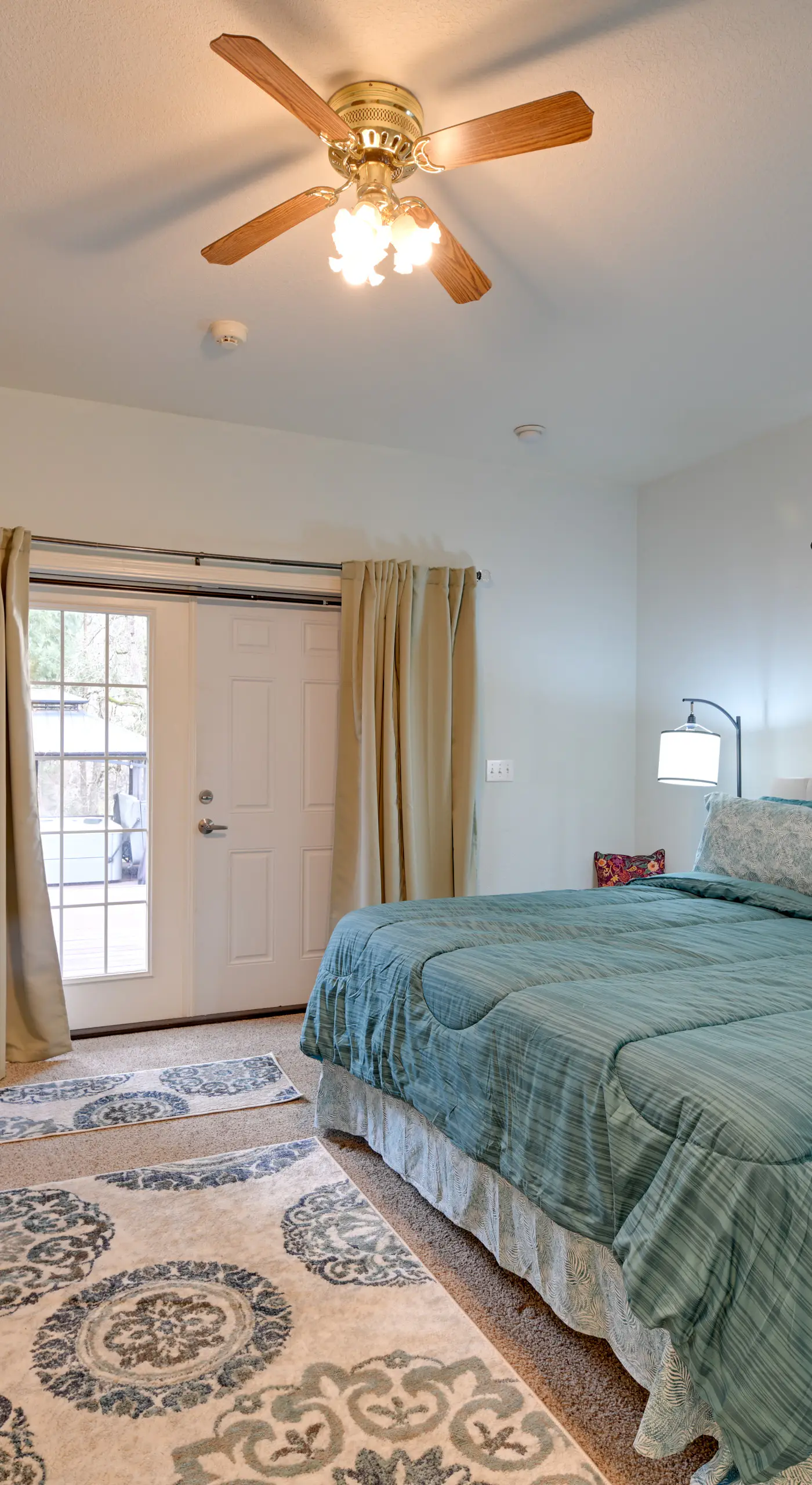 Spacious Grants Pass Home w/ Hot Tub & River Views