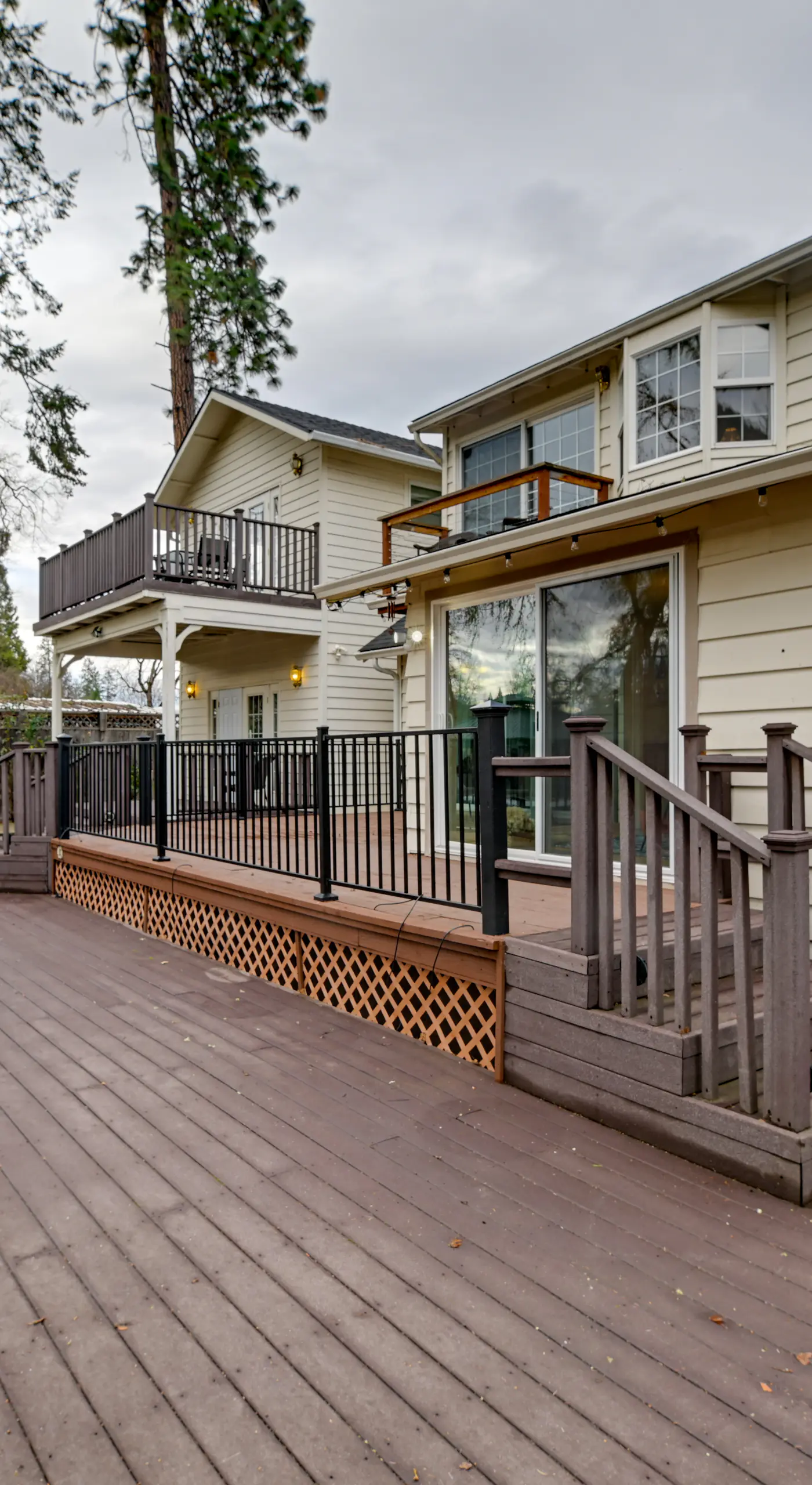 Spacious Grants Pass Home w/ Hot Tub & River Views