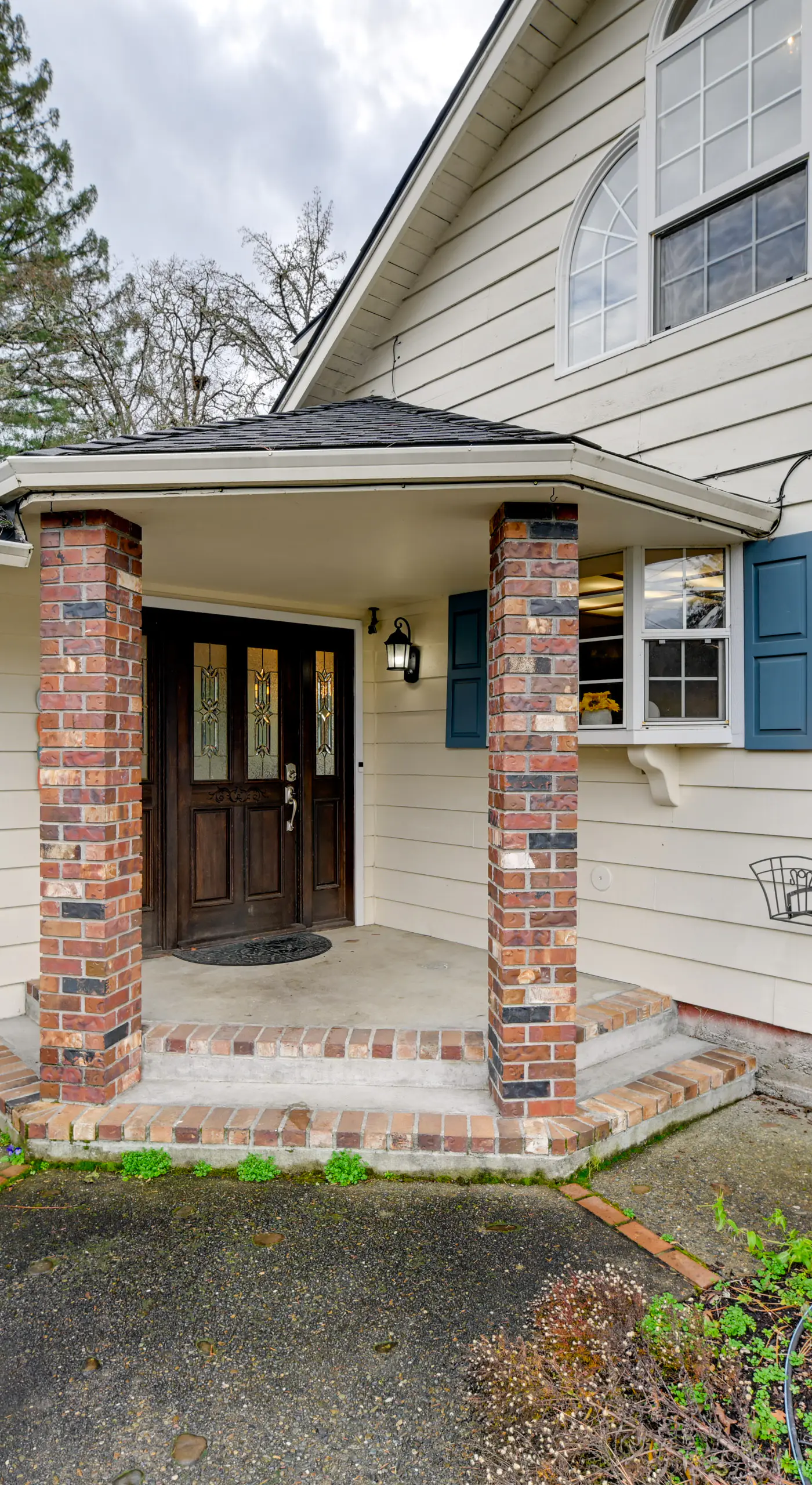 Spacious Grants Pass Home w/ Hot Tub & River Views