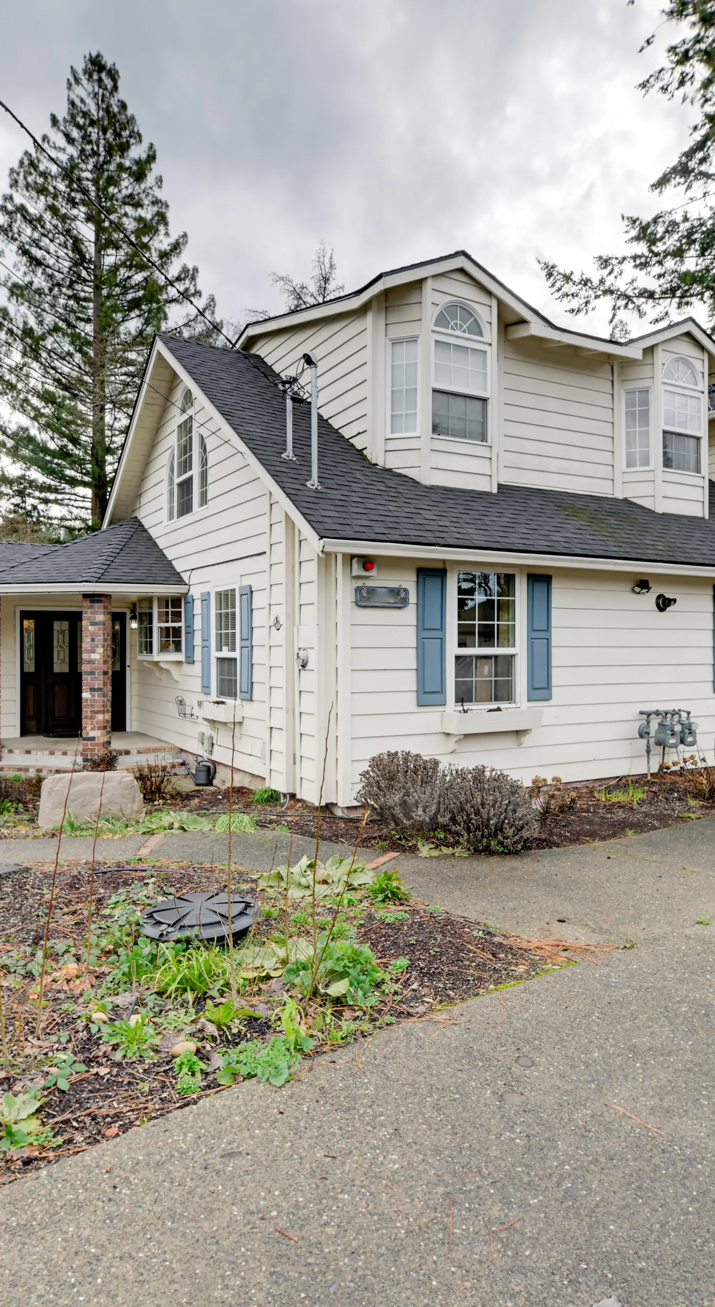 Spacious Grants Pass Home w/ Hot Tub & River Views
