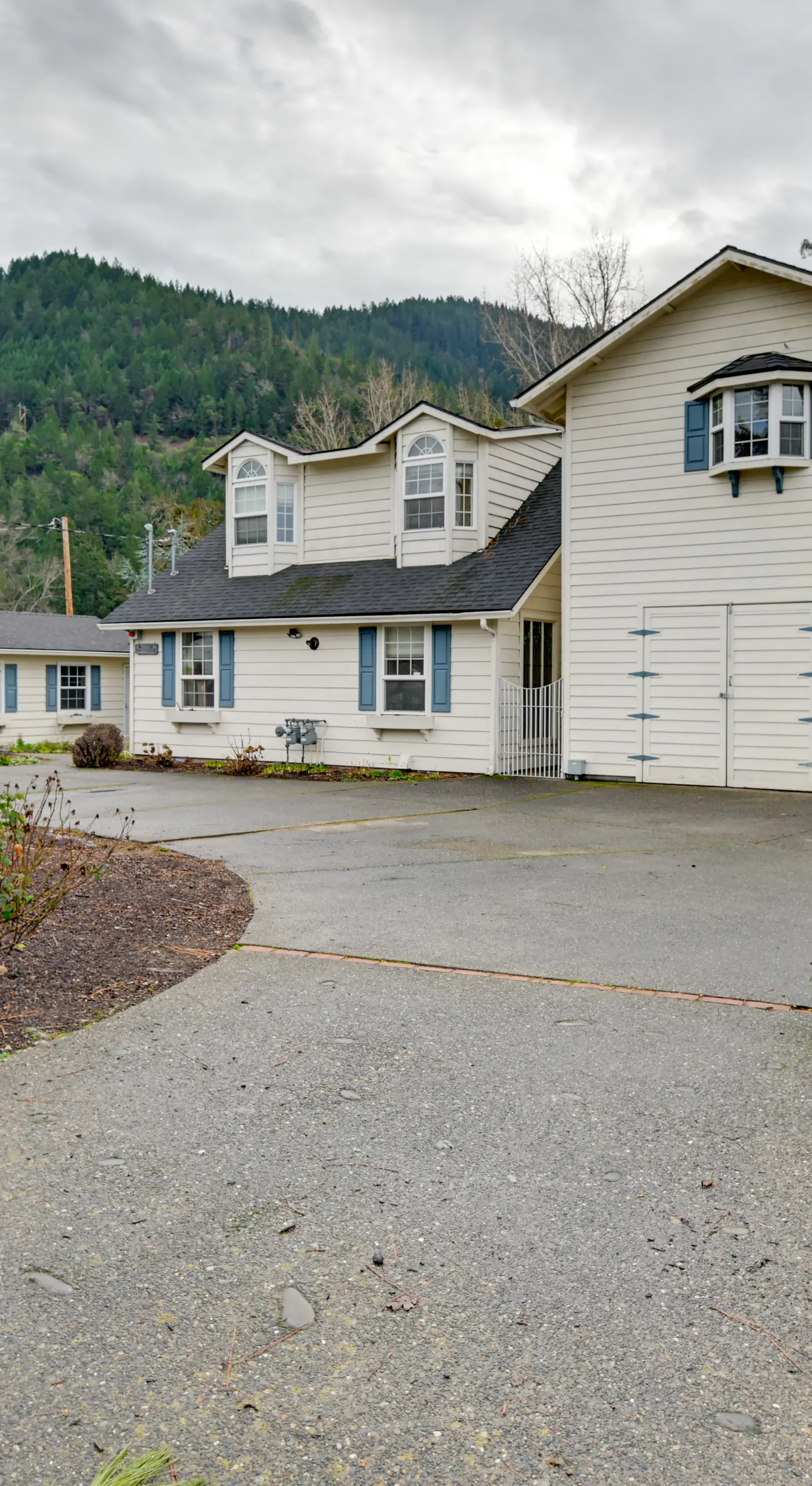 Spacious Grants Pass Home w/ Hot Tub & River Views
