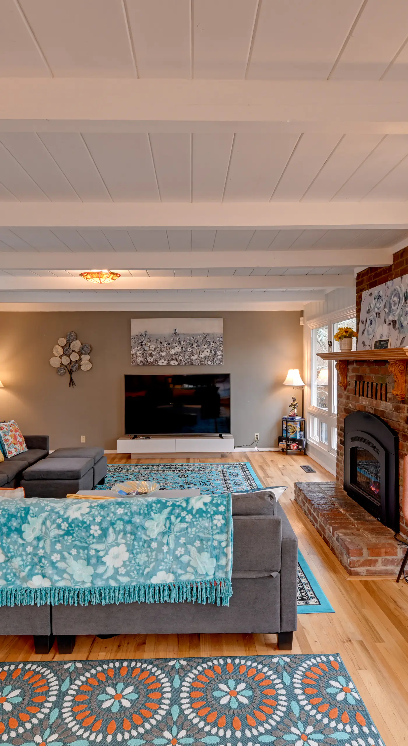 Spacious Grants Pass Home w/ Hot Tub & River Views