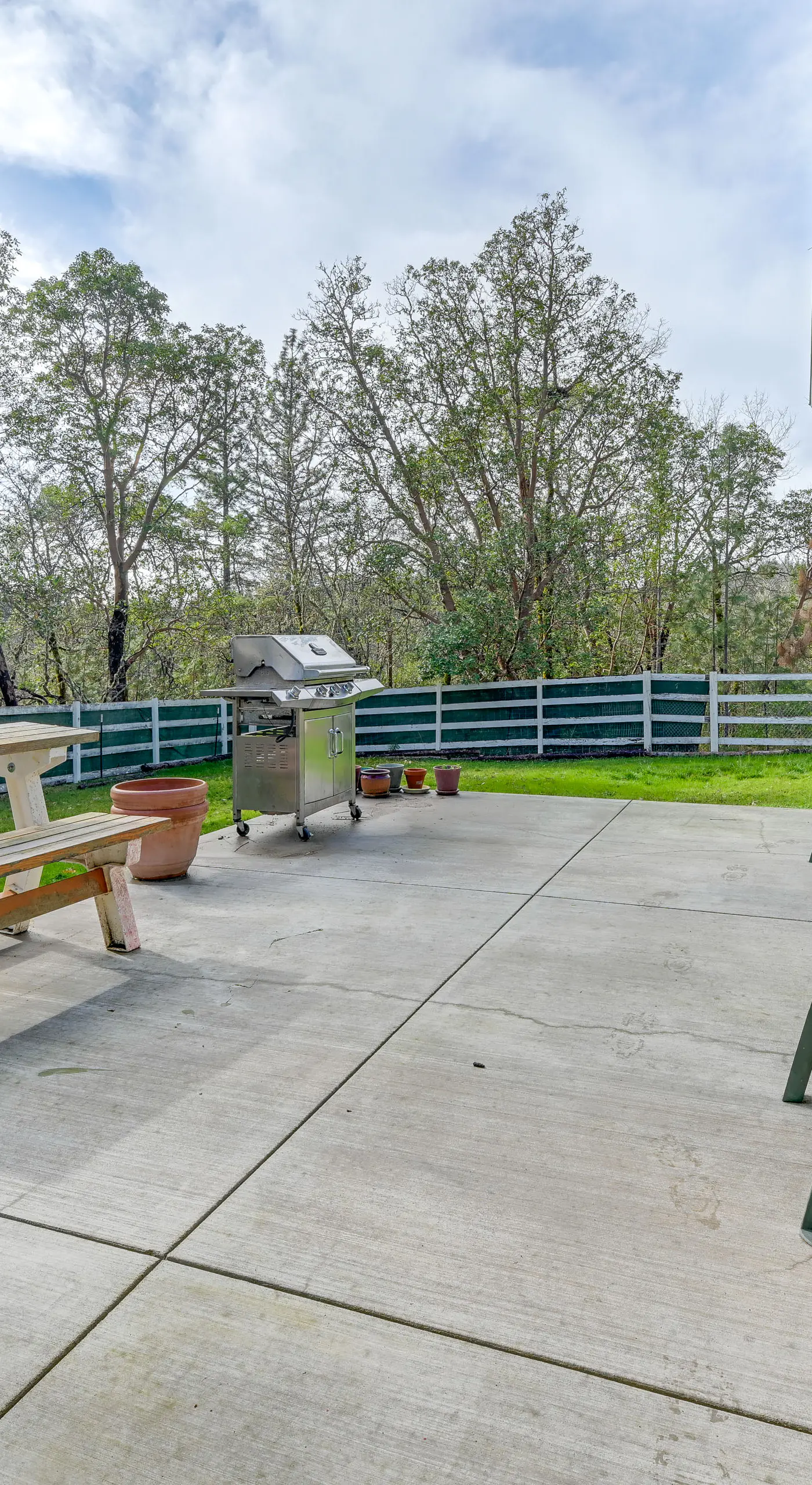Charming Grants Pass Cottage w/ Patio & Gas Grill!