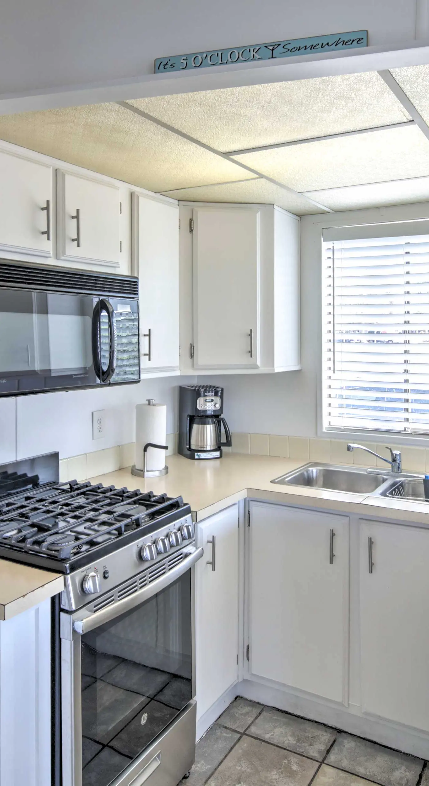Lake Havasu Home w/ Resort Perks, Walk to Lake