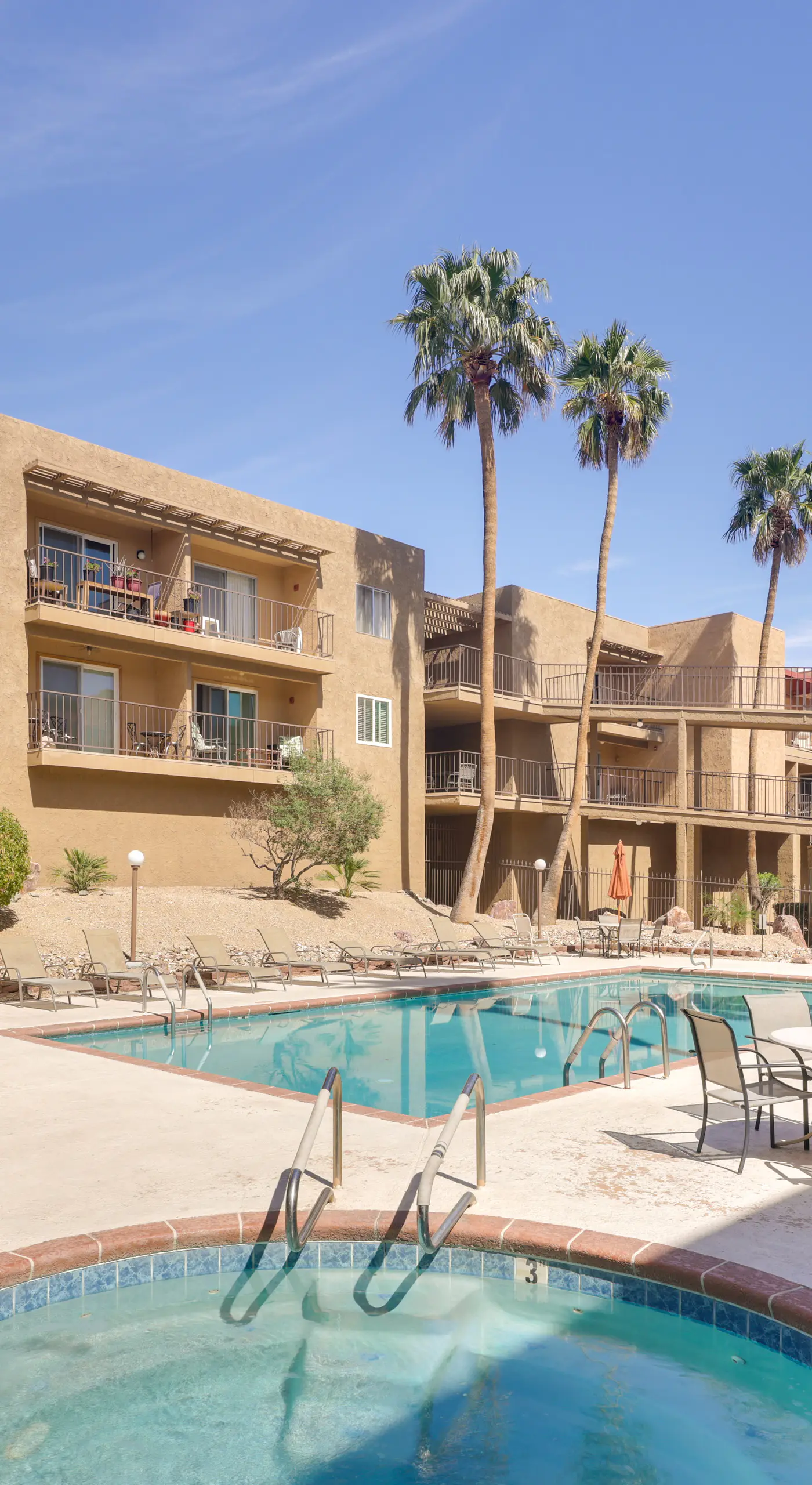 Walk to Lake, Dining & Shops: Lake Havasu Condo
