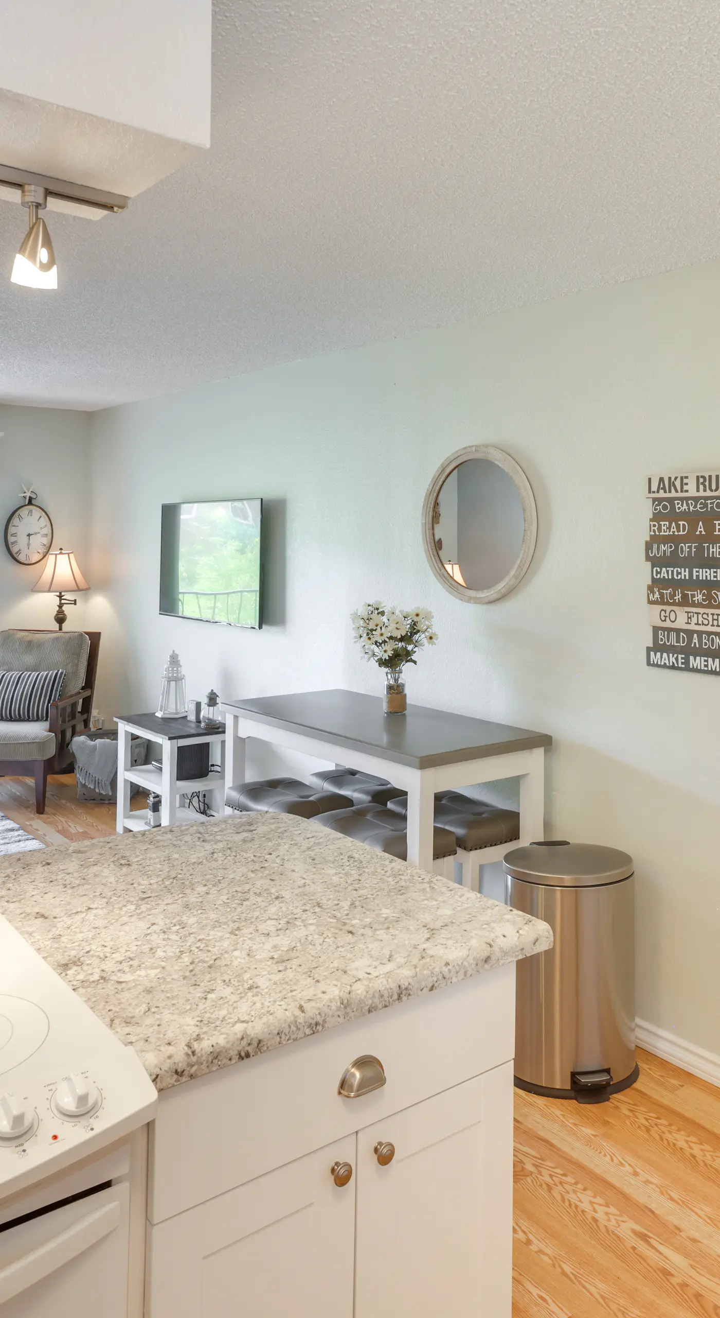 Walk to Lake, Dining & Shops: Lake Havasu Condo