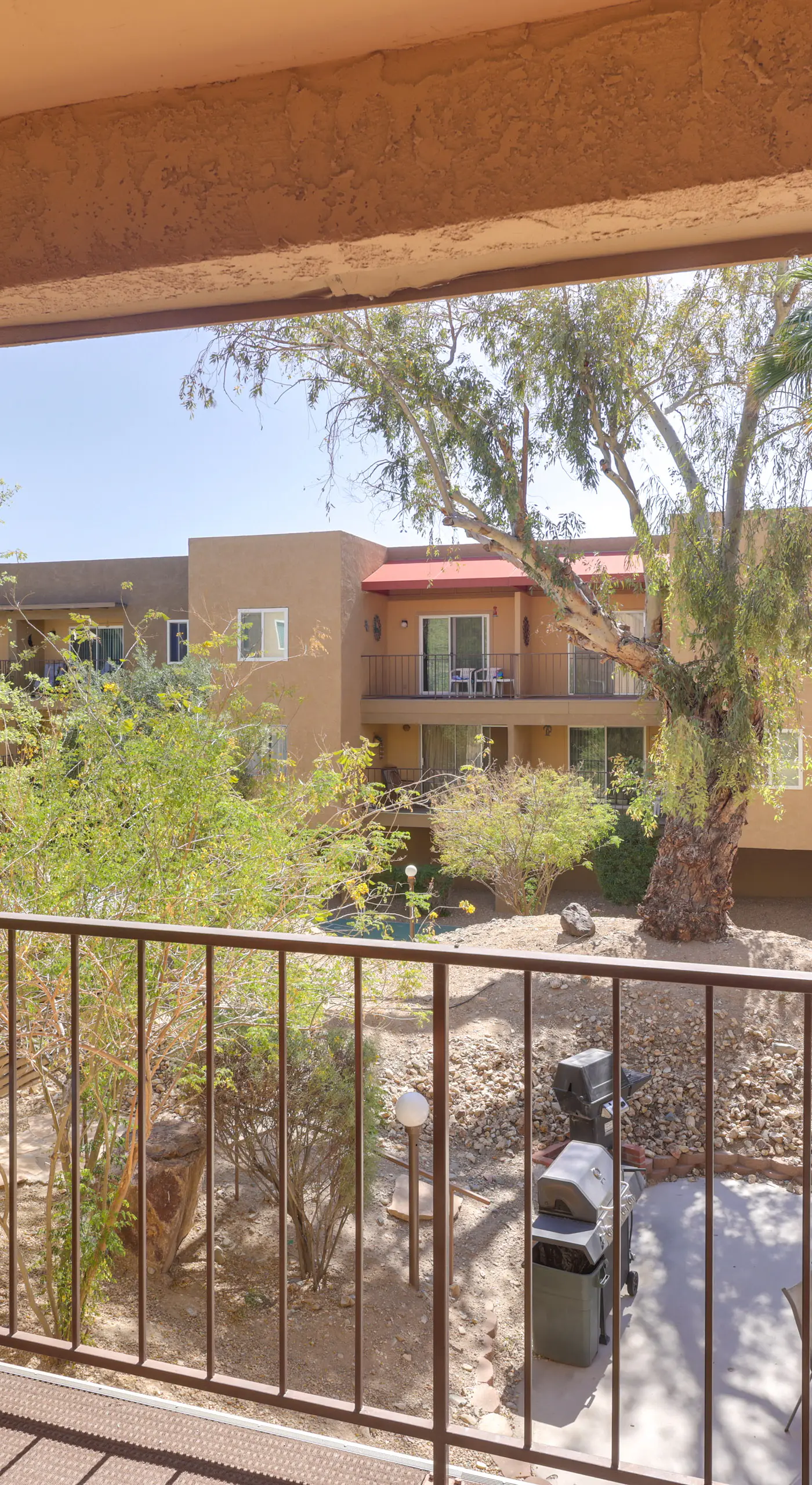 Walk to Lake, Dining & Shops: Lake Havasu Condo