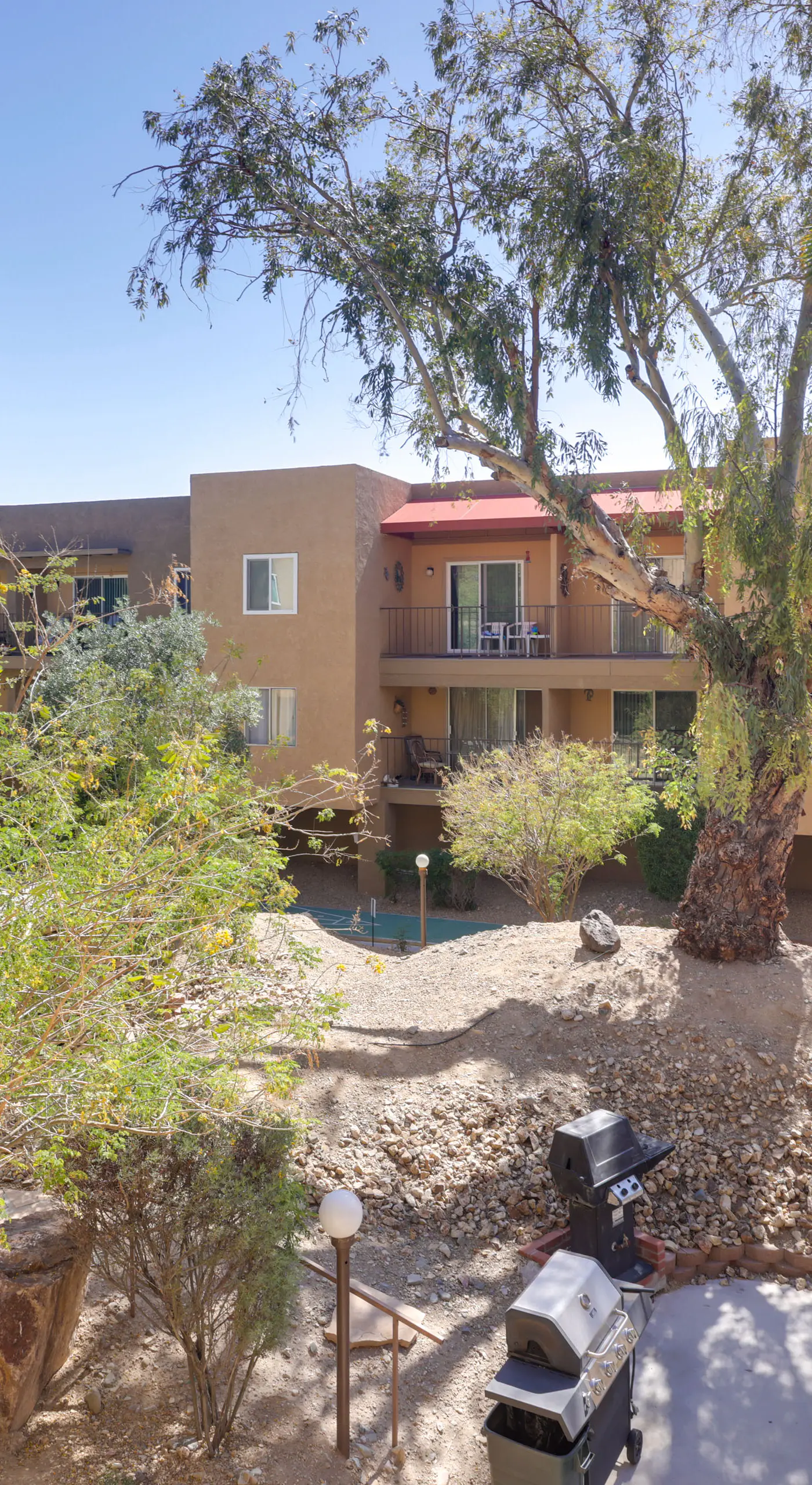 Walk to Lake, Dining & Shops: Lake Havasu Condo