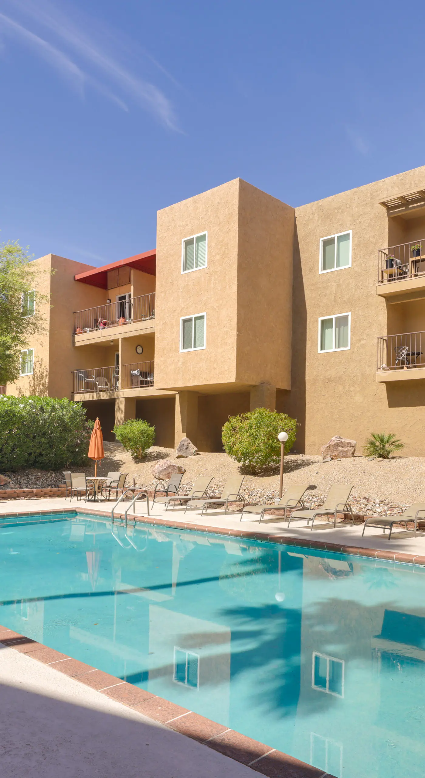 Walk to Lake, Dining & Shops: Lake Havasu Condo