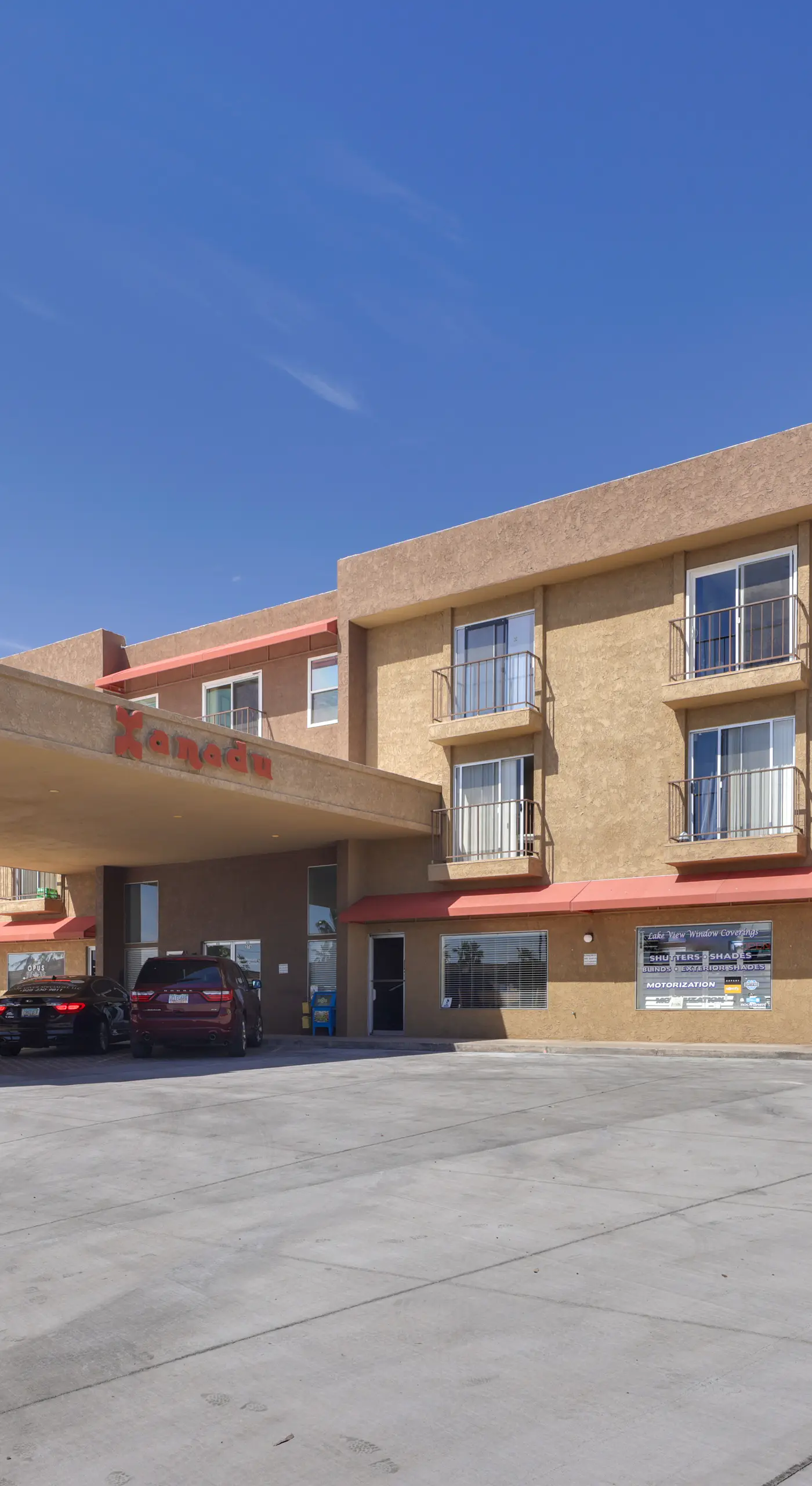Walk to Lake, Dining & Shops: Lake Havasu Condo