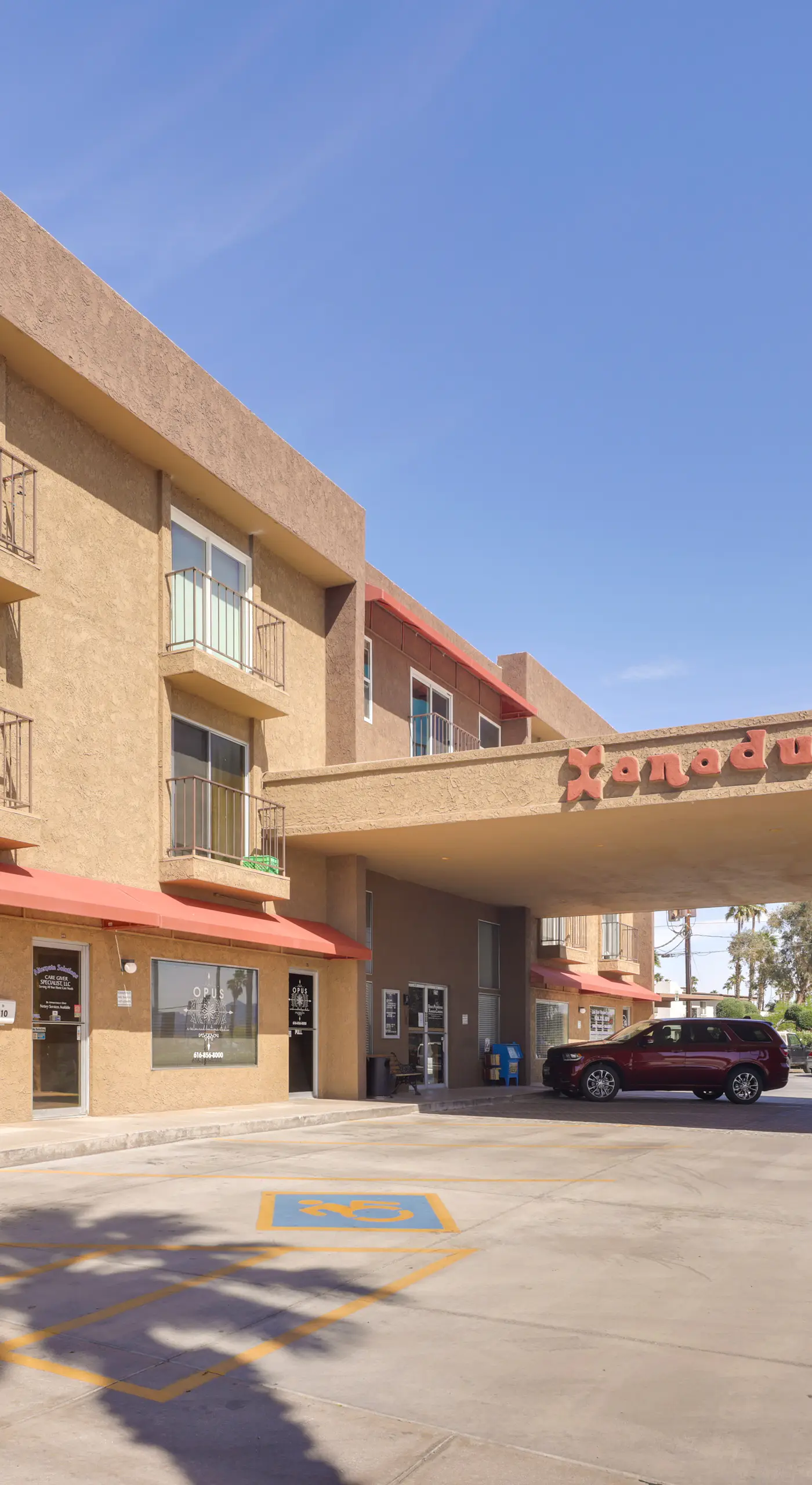 Walk to Lake, Dining & Shops: Lake Havasu Condo