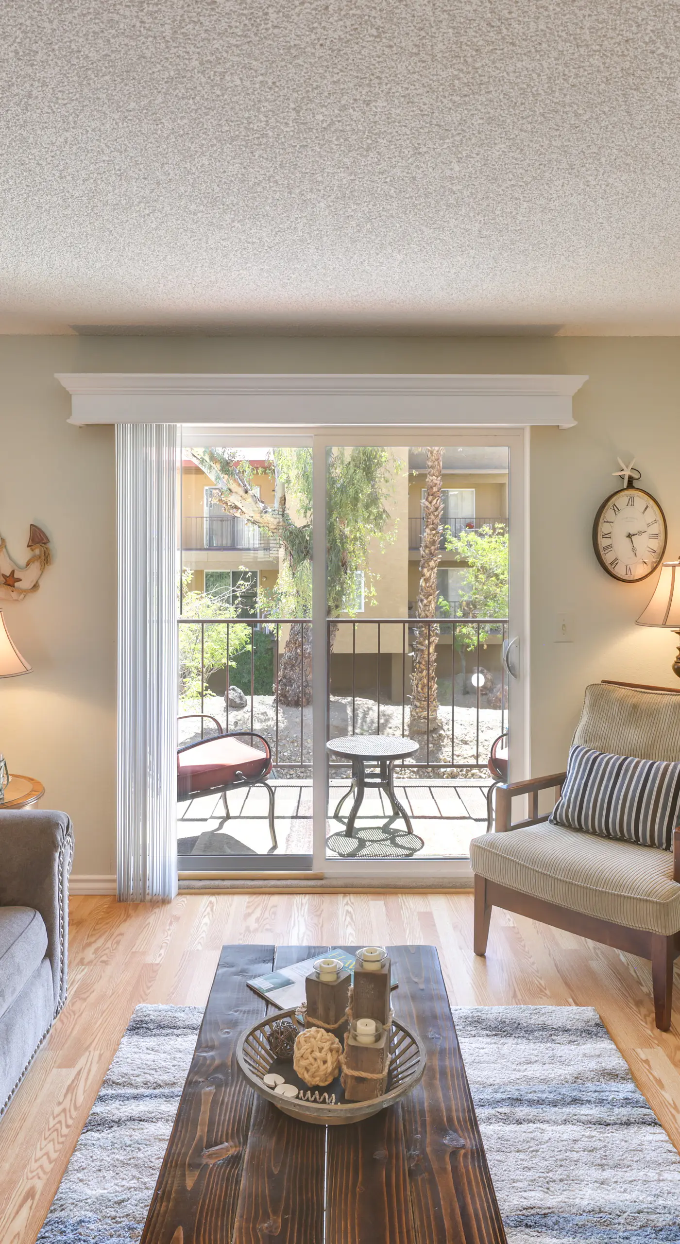 Walk to Lake, Dining & Shops: Lake Havasu Condo
