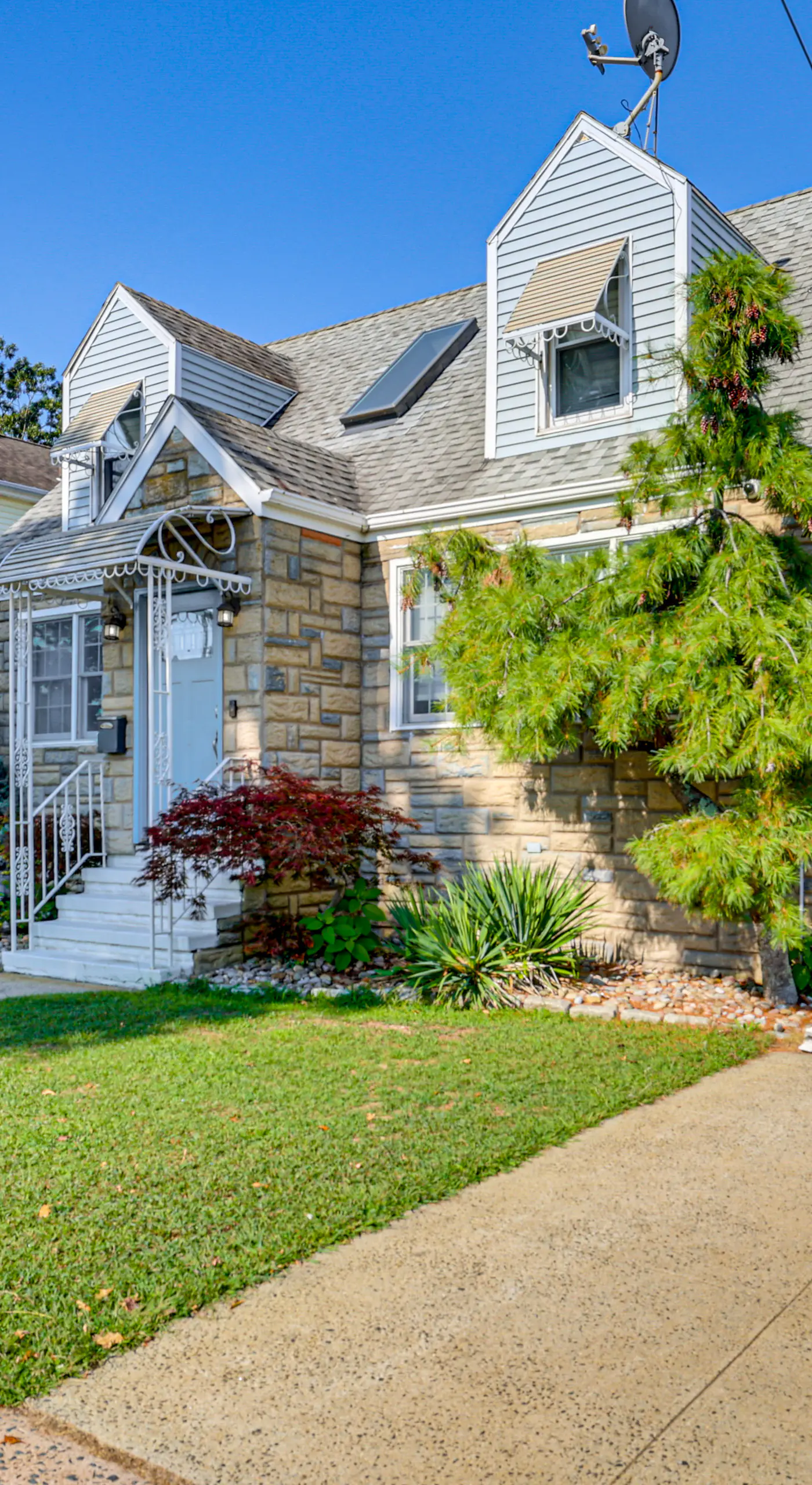 Near Yale & Lighthouse Point Beach: Home w/ Pool!