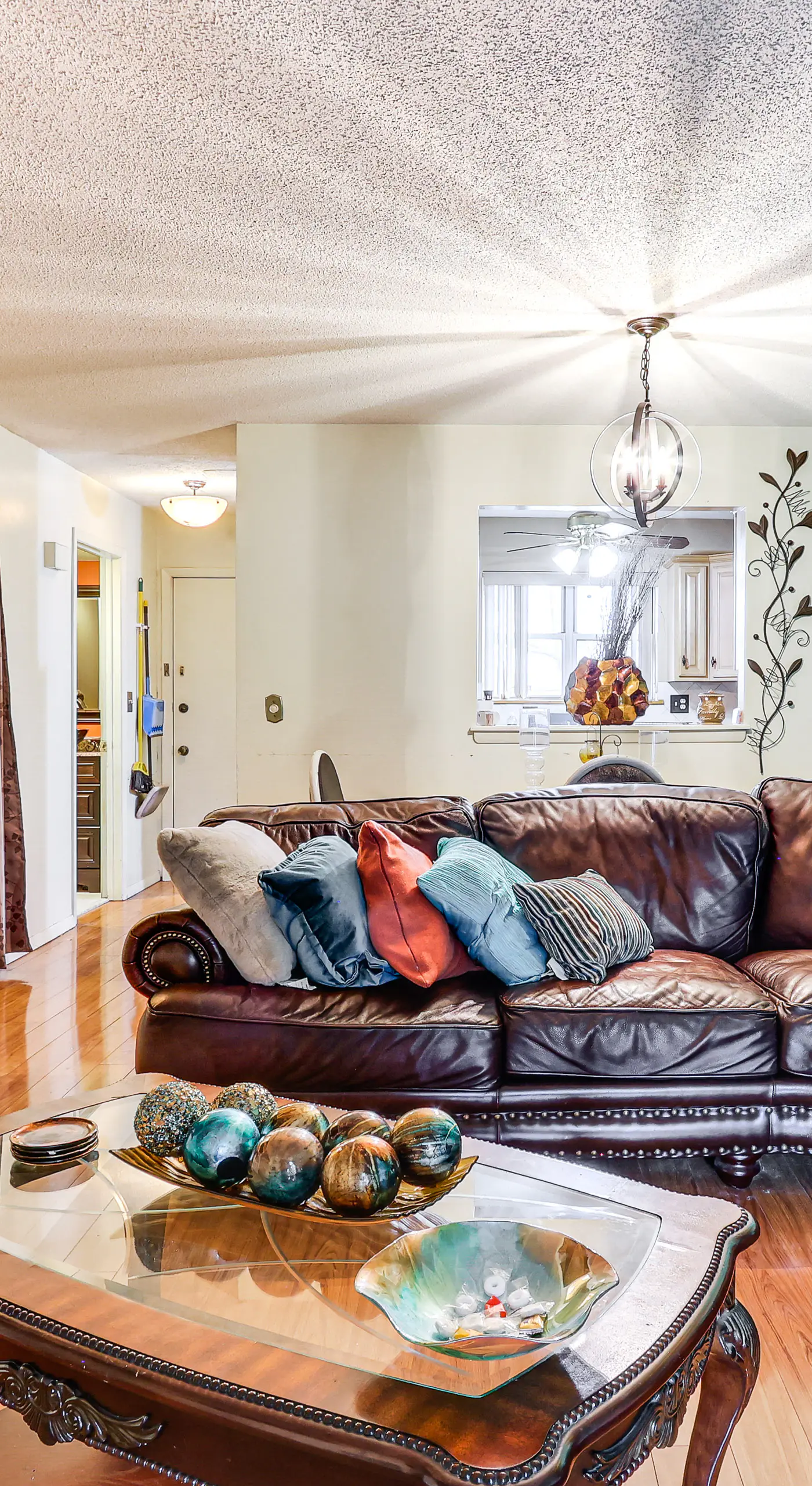 3 Mi to Dtwn New Haven: Colorful Condo w/ Yard!