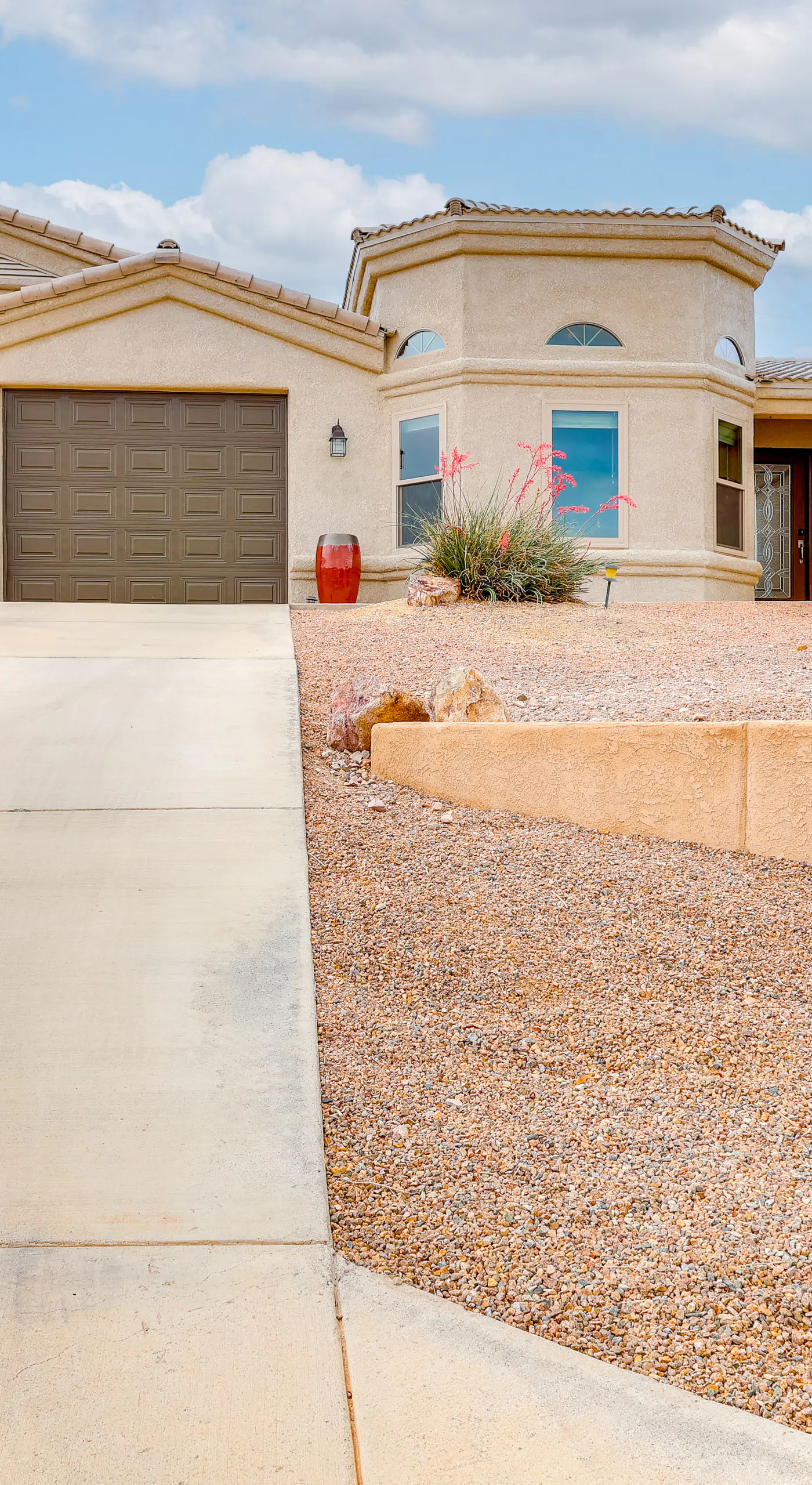 3 Mi to Lake Havasu! Retreat w/ Poolside Oasis