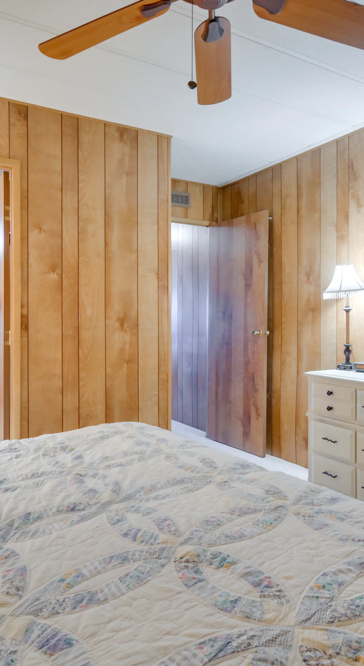 2 Mi to Lake Havasu: Pet-Friendly Home w/ Grill!