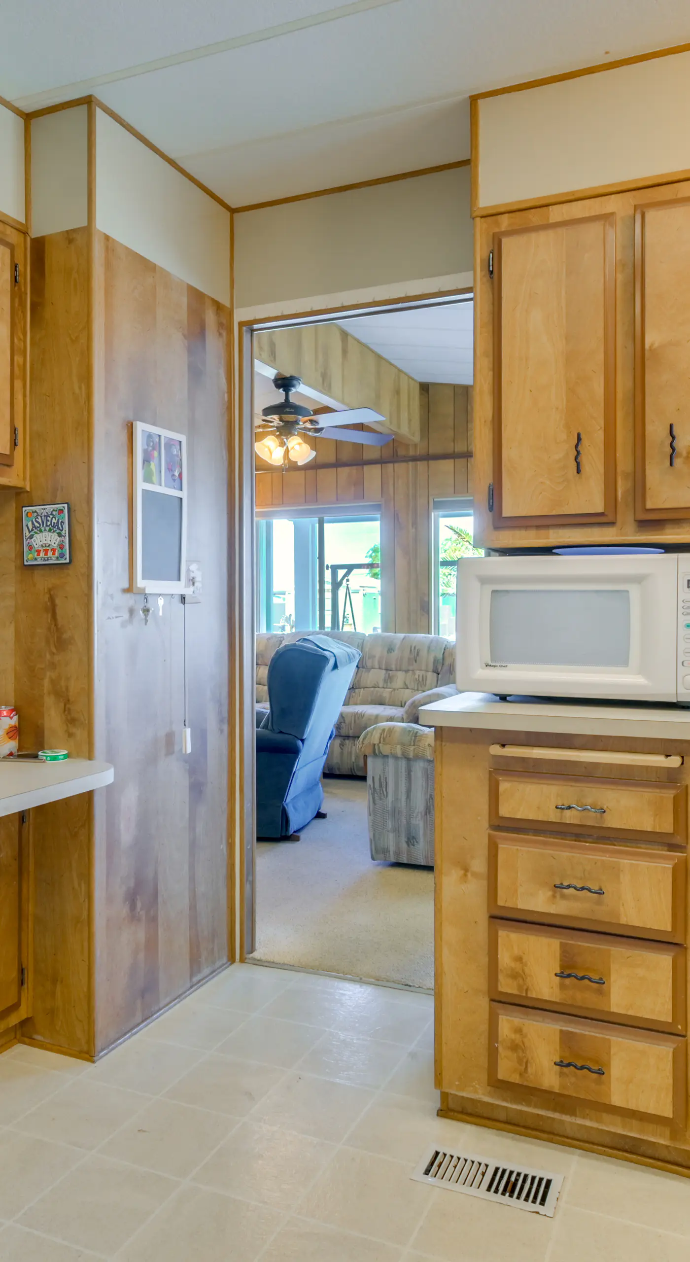 2 Mi to Lake Havasu: Pet-Friendly Home w/ Grill!