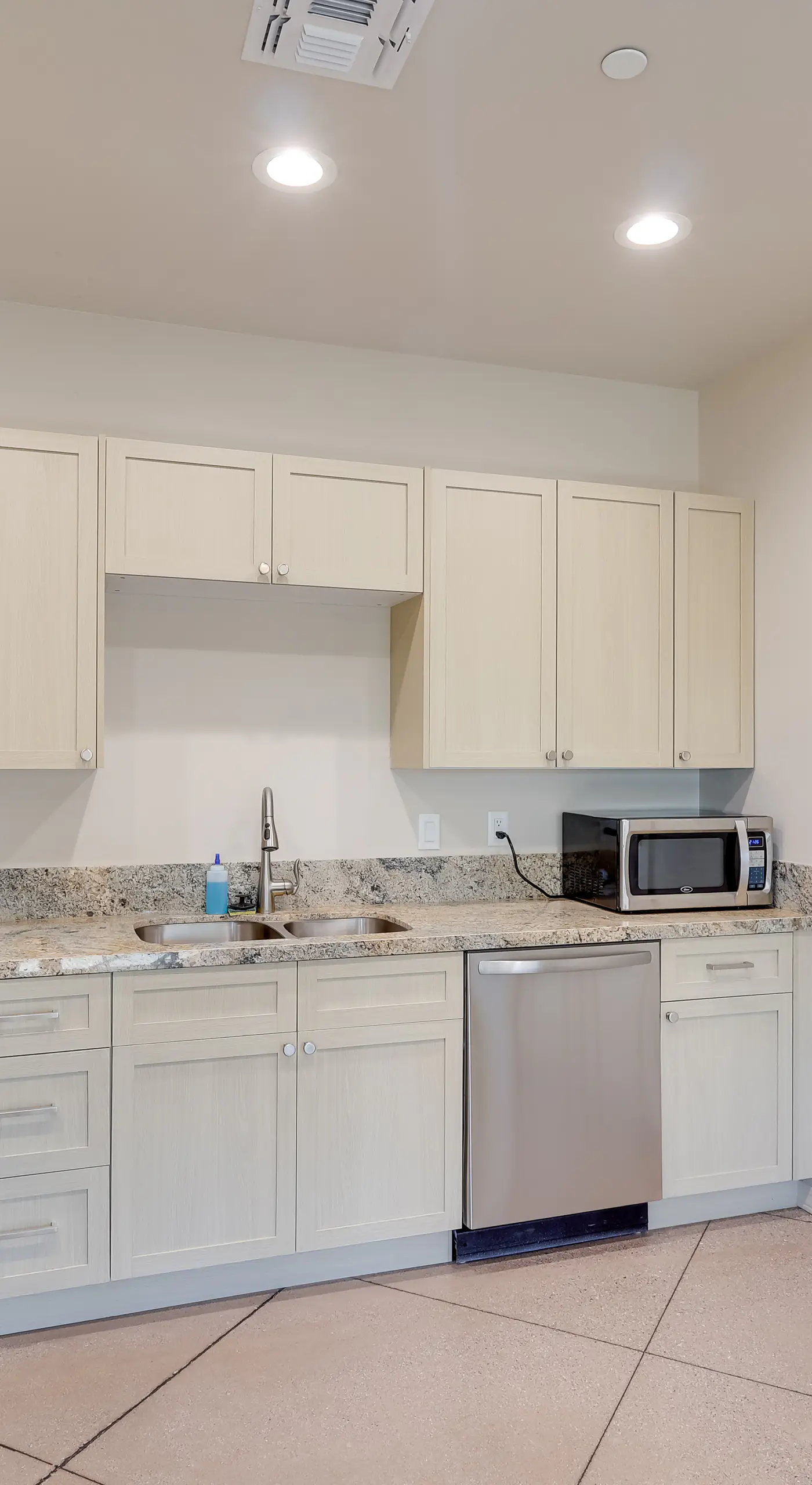 Golf, Hike & Boat! Bright Lake Havasu City Apt