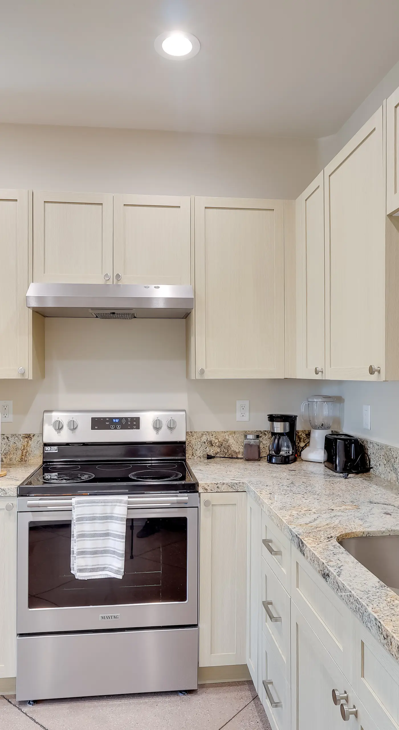 Golf, Hike & Boat! Bright Lake Havasu City Apt