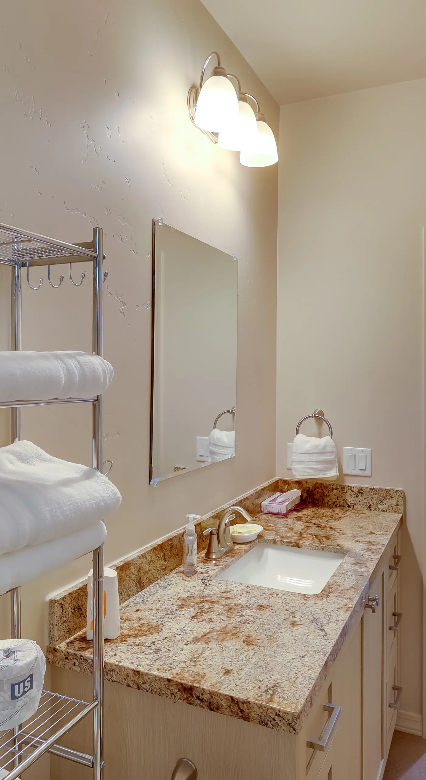 Golf, Hike & Boat! Bright Lake Havasu City Apt