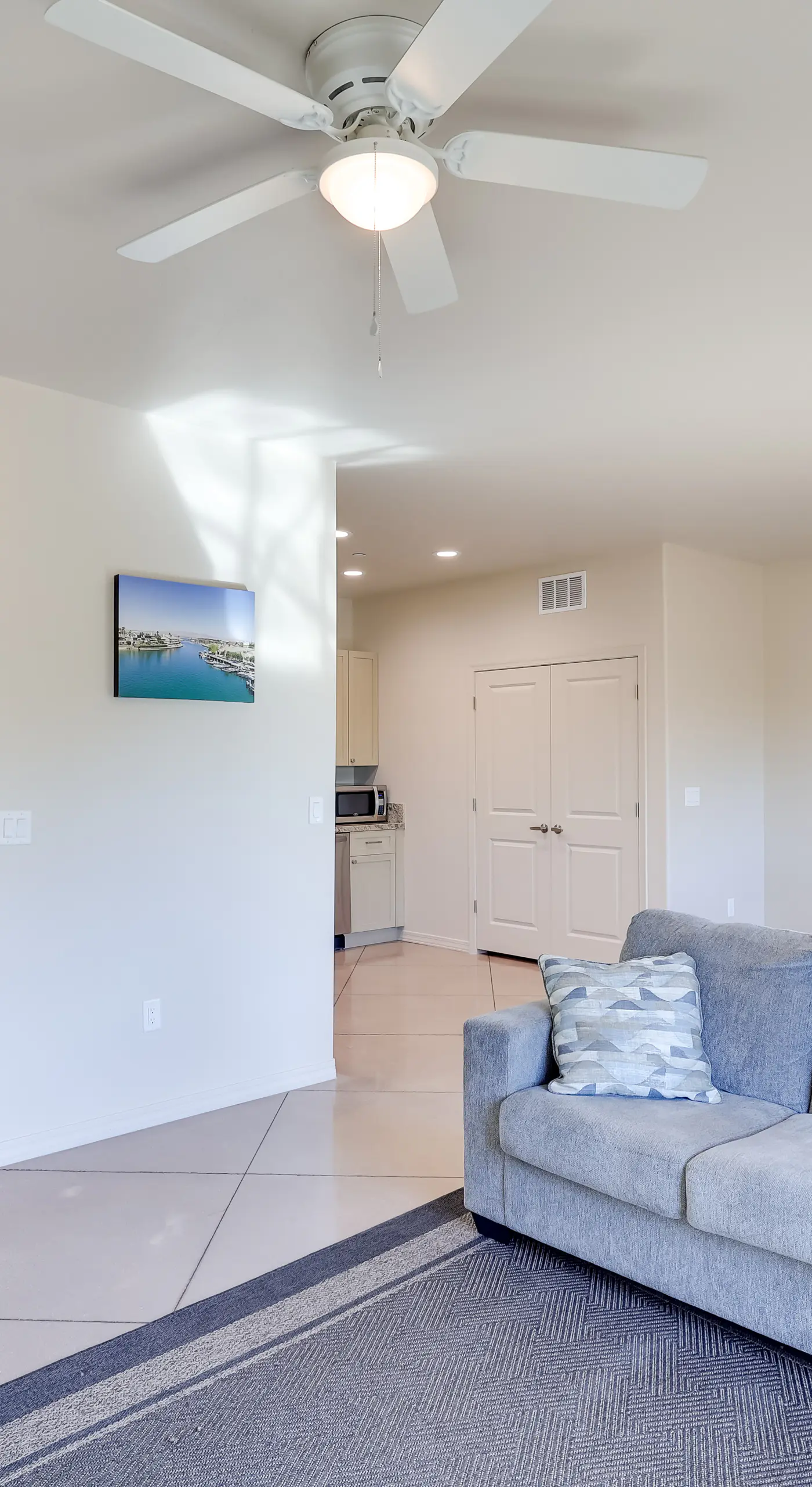 Golf, Hike & Boat! Bright Lake Havasu City Apt